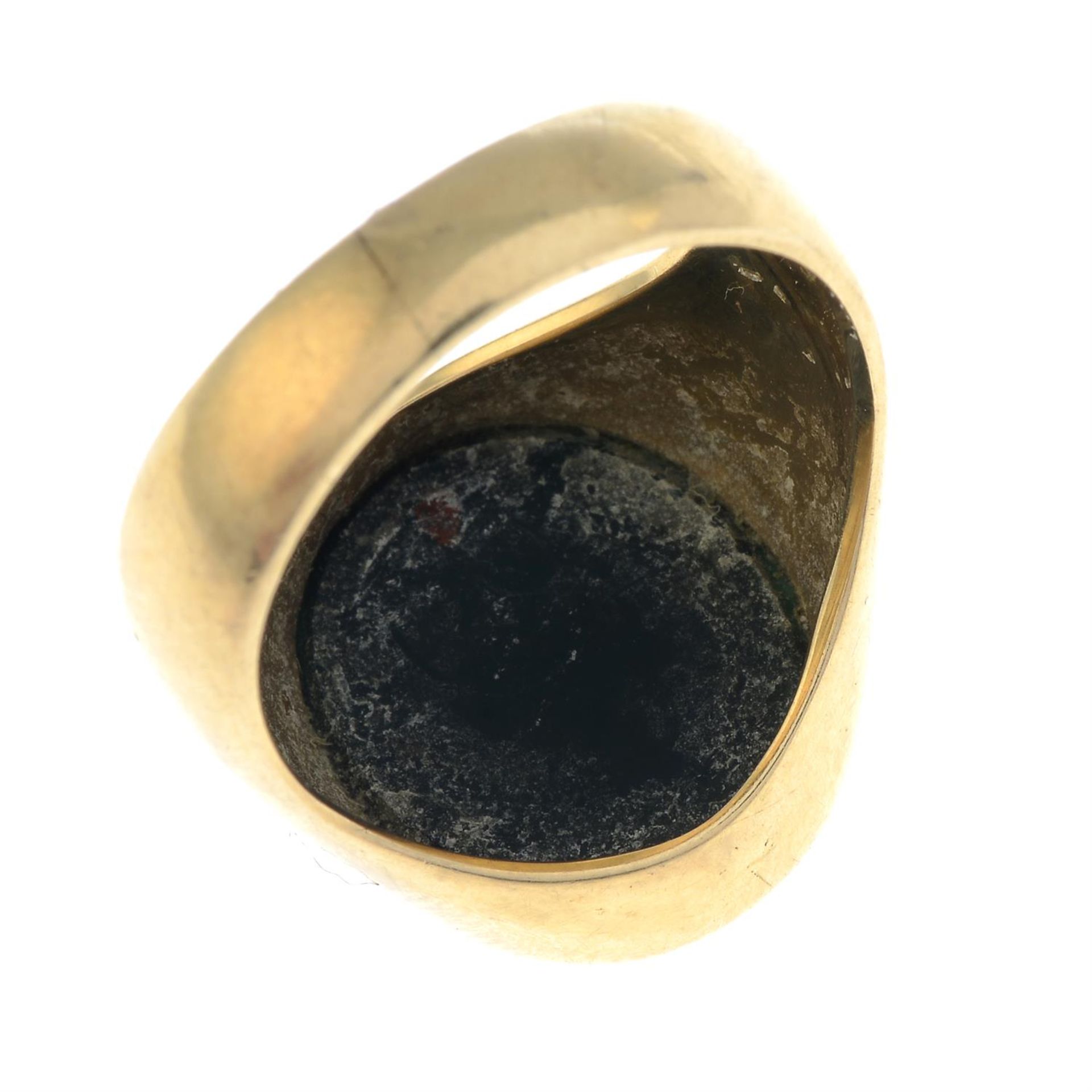 An oval-shape bloodstone signet ring. - Image 2 of 2