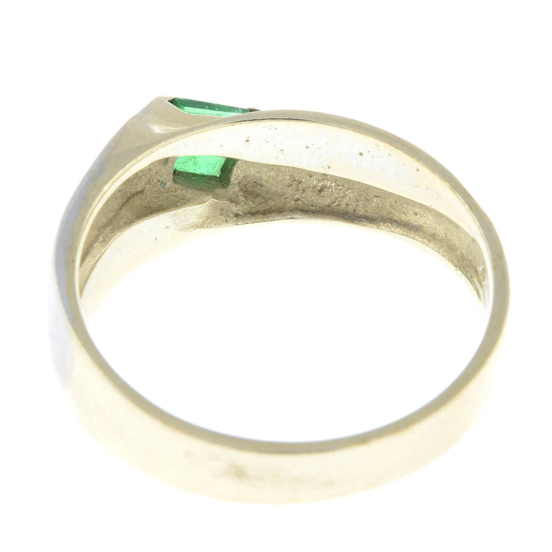 A bi-colour green paste single-stone ring. - Image 2 of 2