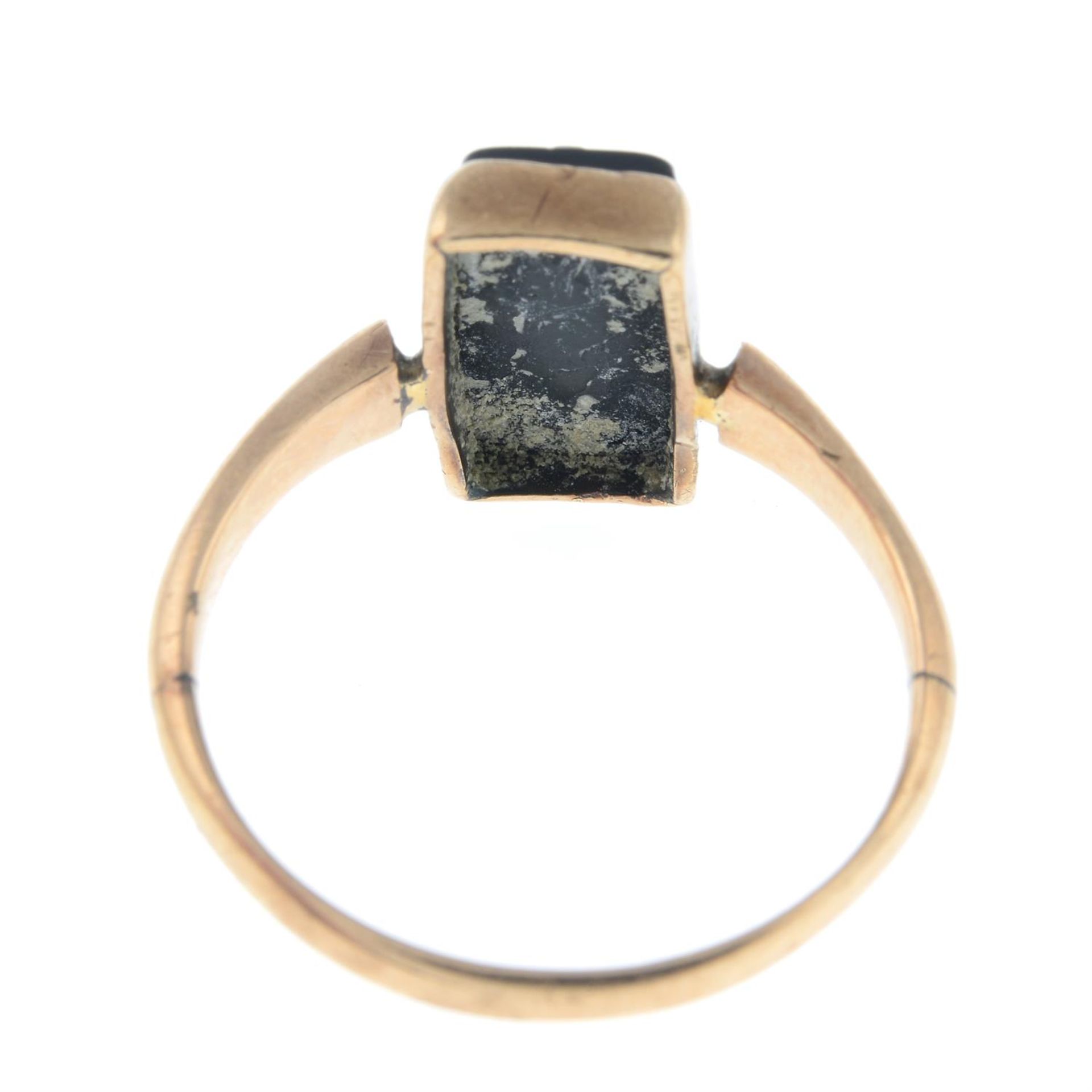 An early 20th century gold banded onyx cameo ring, possibly carved to depict one of the muses. - Image 2 of 2