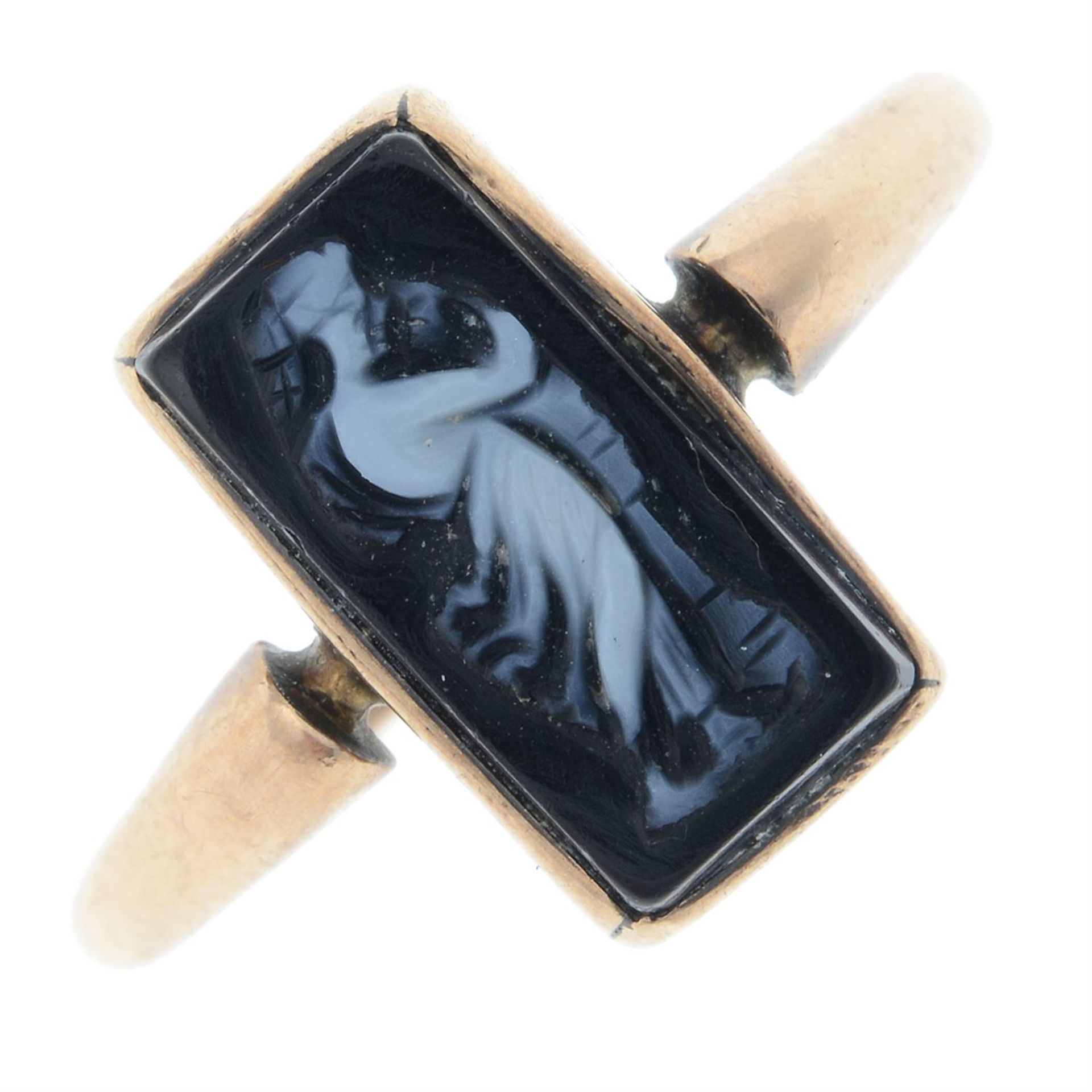 An early 20th century gold banded onyx cameo ring, possibly carved to depict one of the muses.