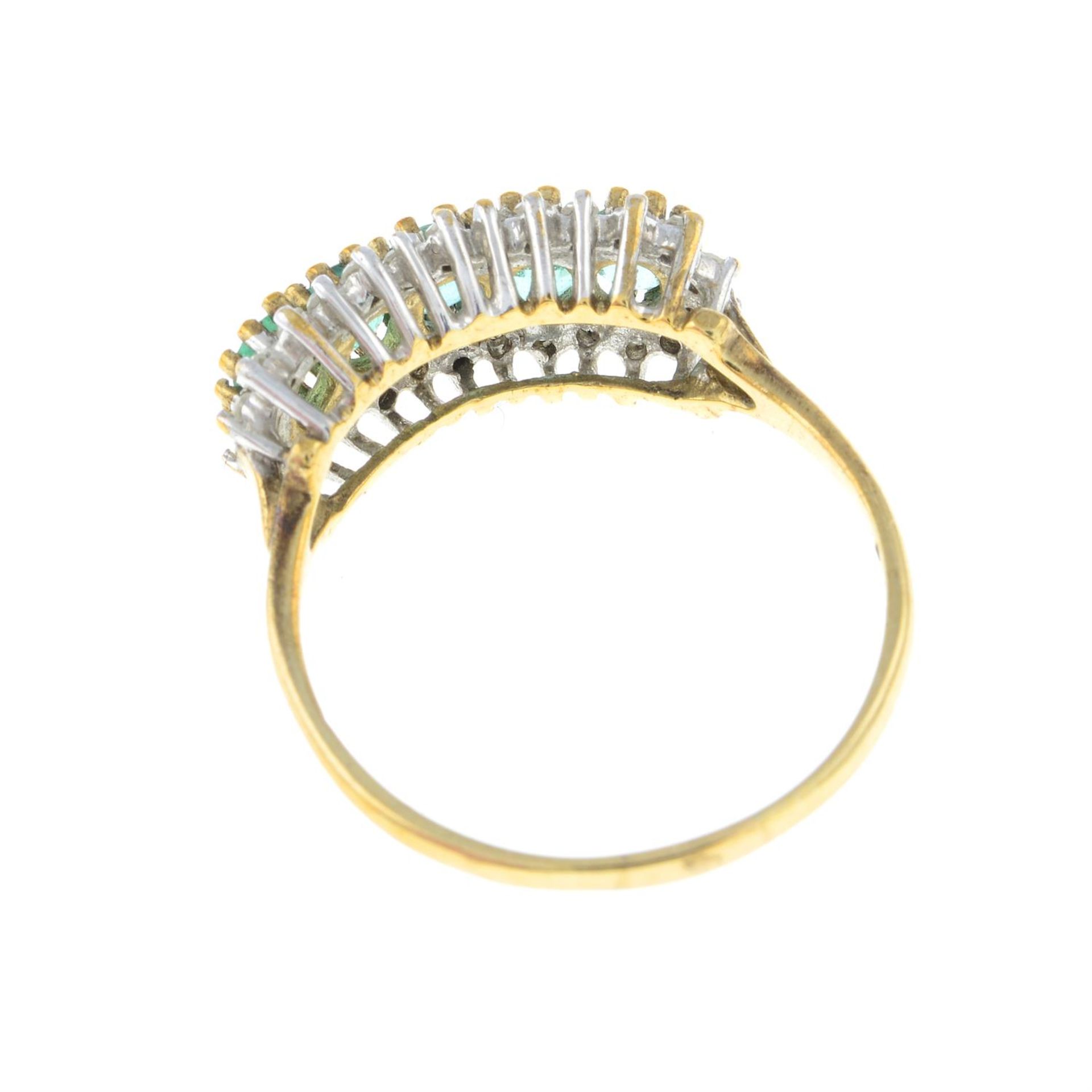 An emerald five-stone ring, with single-cut diamond surround. - Bild 2 aus 2
