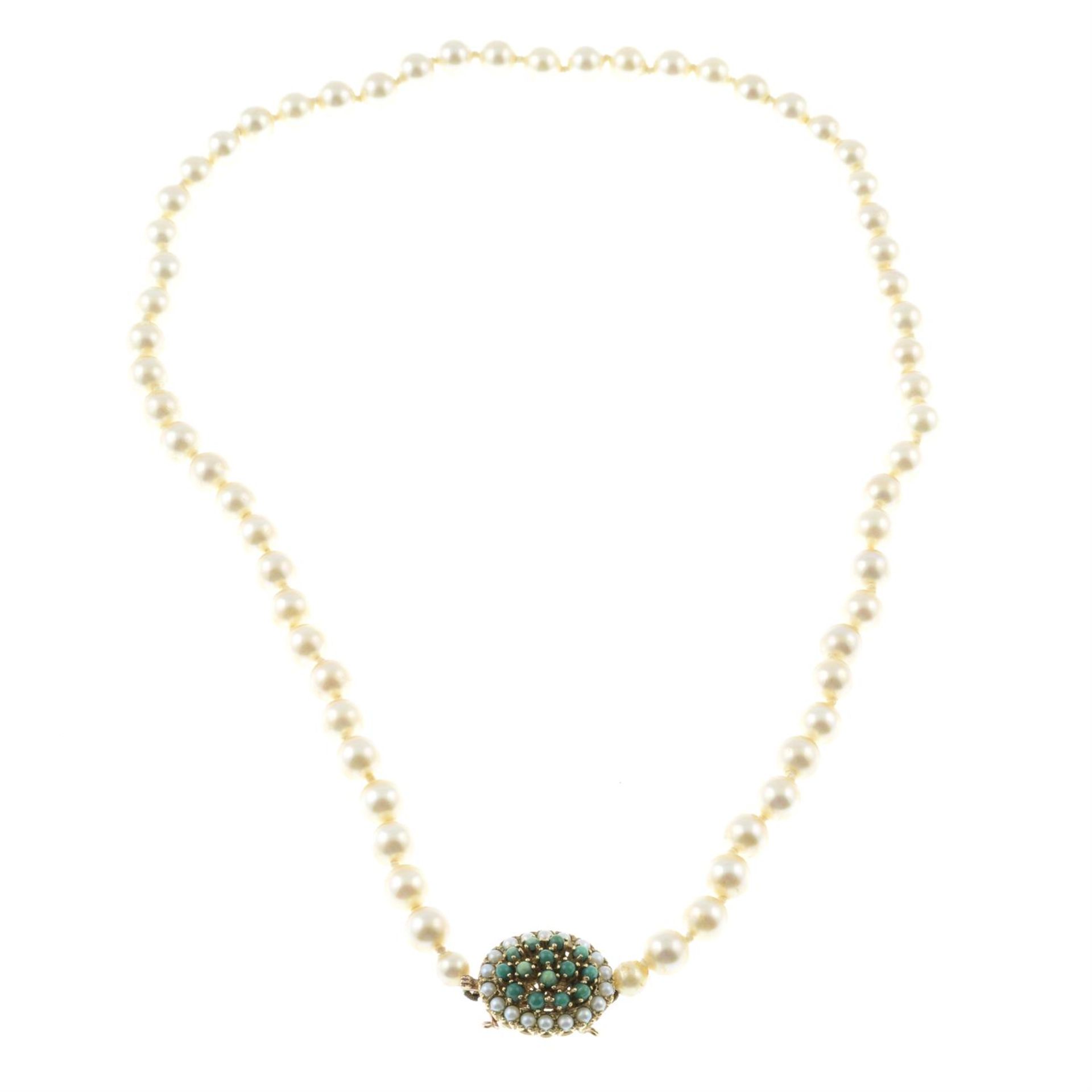 A turquoise seed pearl clasp imitation pearl single-strand necklace.