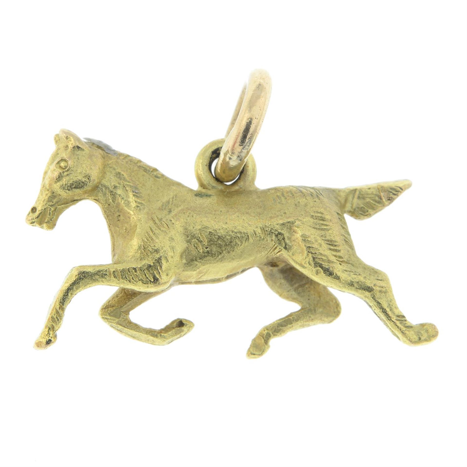 An early 20th century 9ct gold running horse pendant/charm. - Image 2 of 2