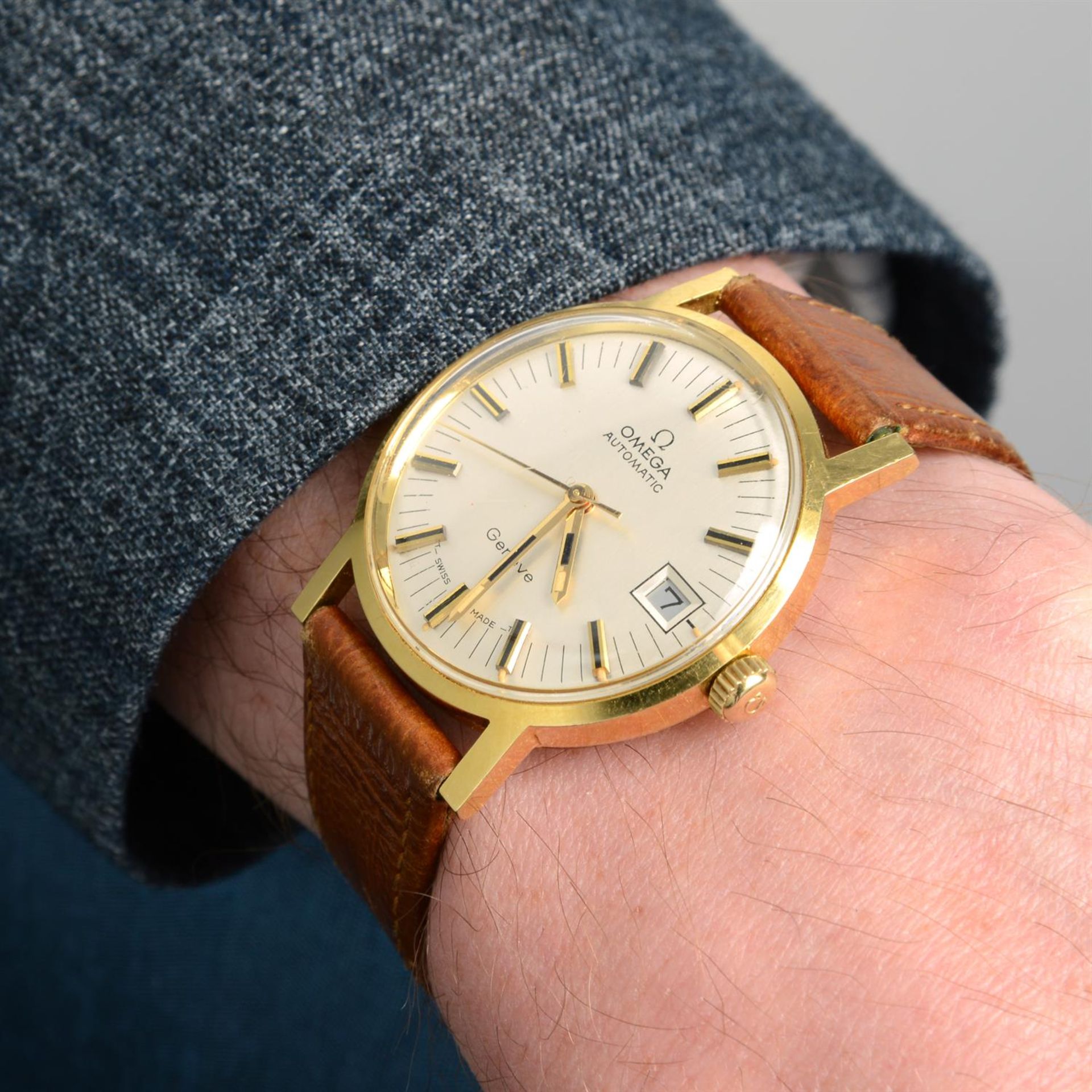 OMEGA - a yellow metal Geneve wrist watch, 34mm. - Image 5 of 6