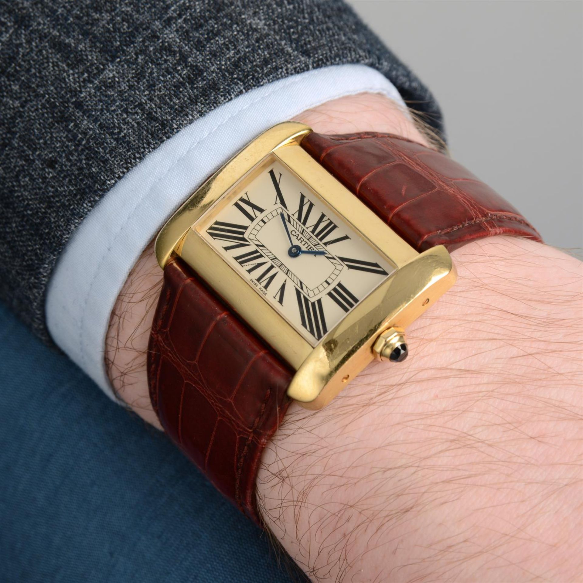 CARTIER - an 18ct yellow gold Tank Divan wrist watch, 38x24mm. - Bild 5 aus 5