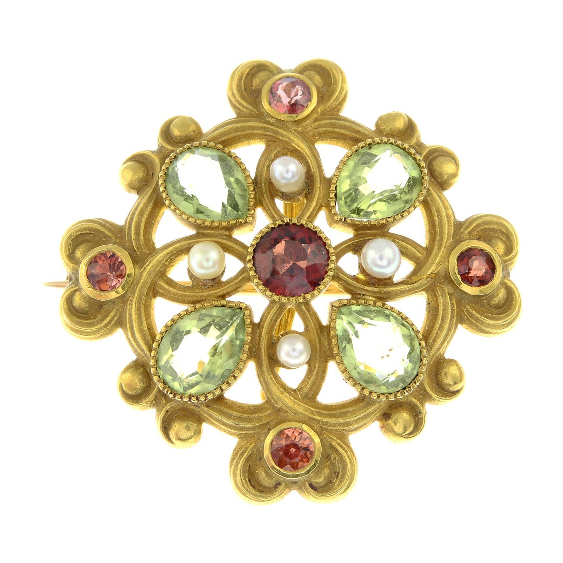 An early 20th century lightly textured 14ct gold garnet, peridot and seed pearl brooch. - Bild 2 aus 4