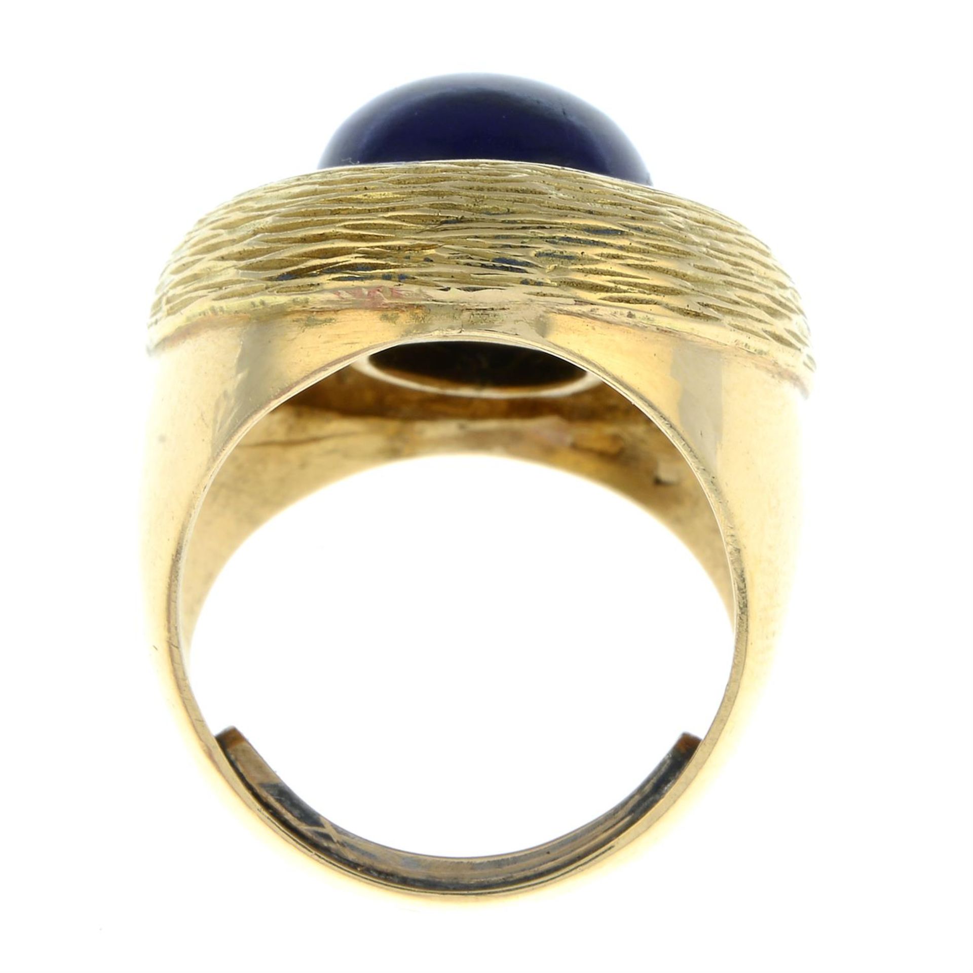 A mid 20th century gold lapis lazuli, blue enamel and textured ring. - Bild 5 aus 6