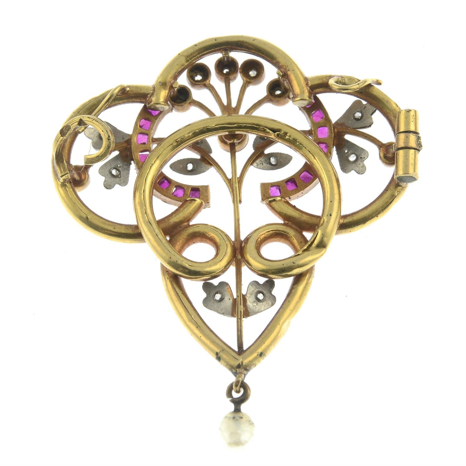 An early 20th century 18ct gold vari-cut ruby, diamond point and seed pearl pendant. - Bild 3 aus 4