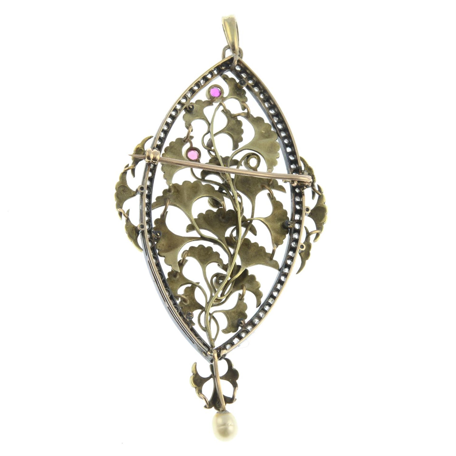 An Art Nouveau silver and gold, vari-cut diamond, ruby and cultured pearl ginkgo leaf - Bild 3 aus 5