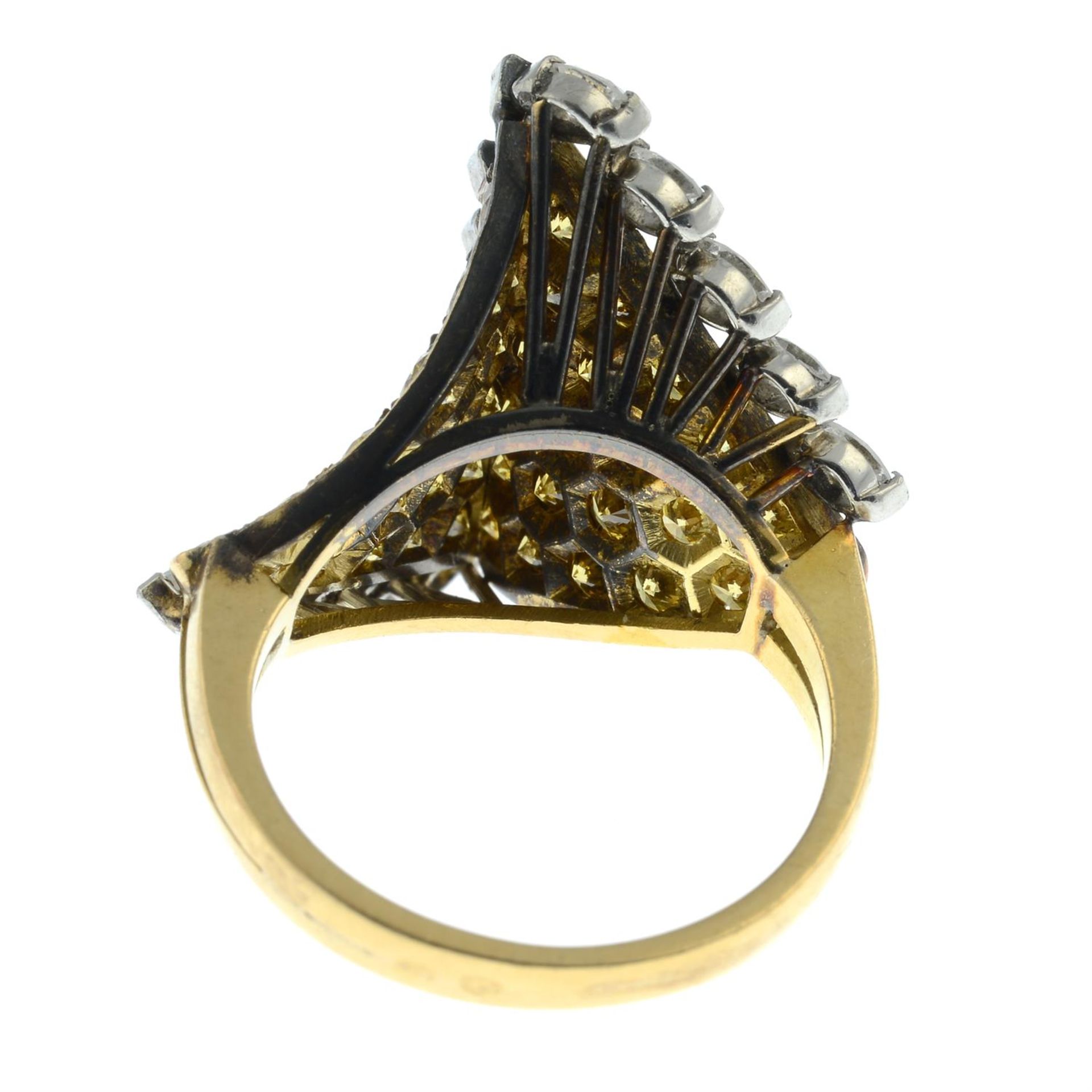 A pavé-set 'yellow' diamond and marquise-shape diamond cocktail ring. - Bild 4 aus 6