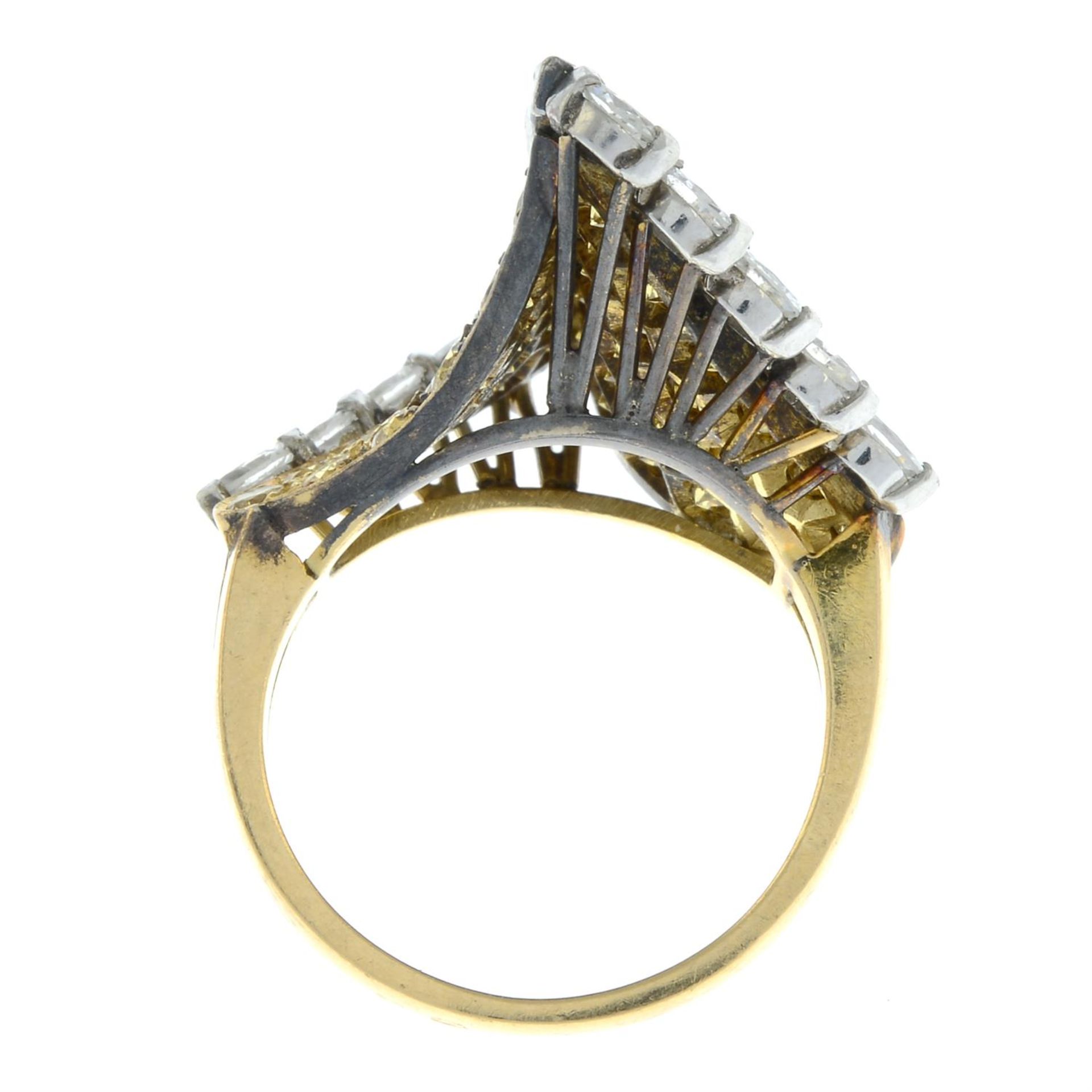 A pavé-set 'yellow' diamond and marquise-shape diamond cocktail ring. - Bild 5 aus 6