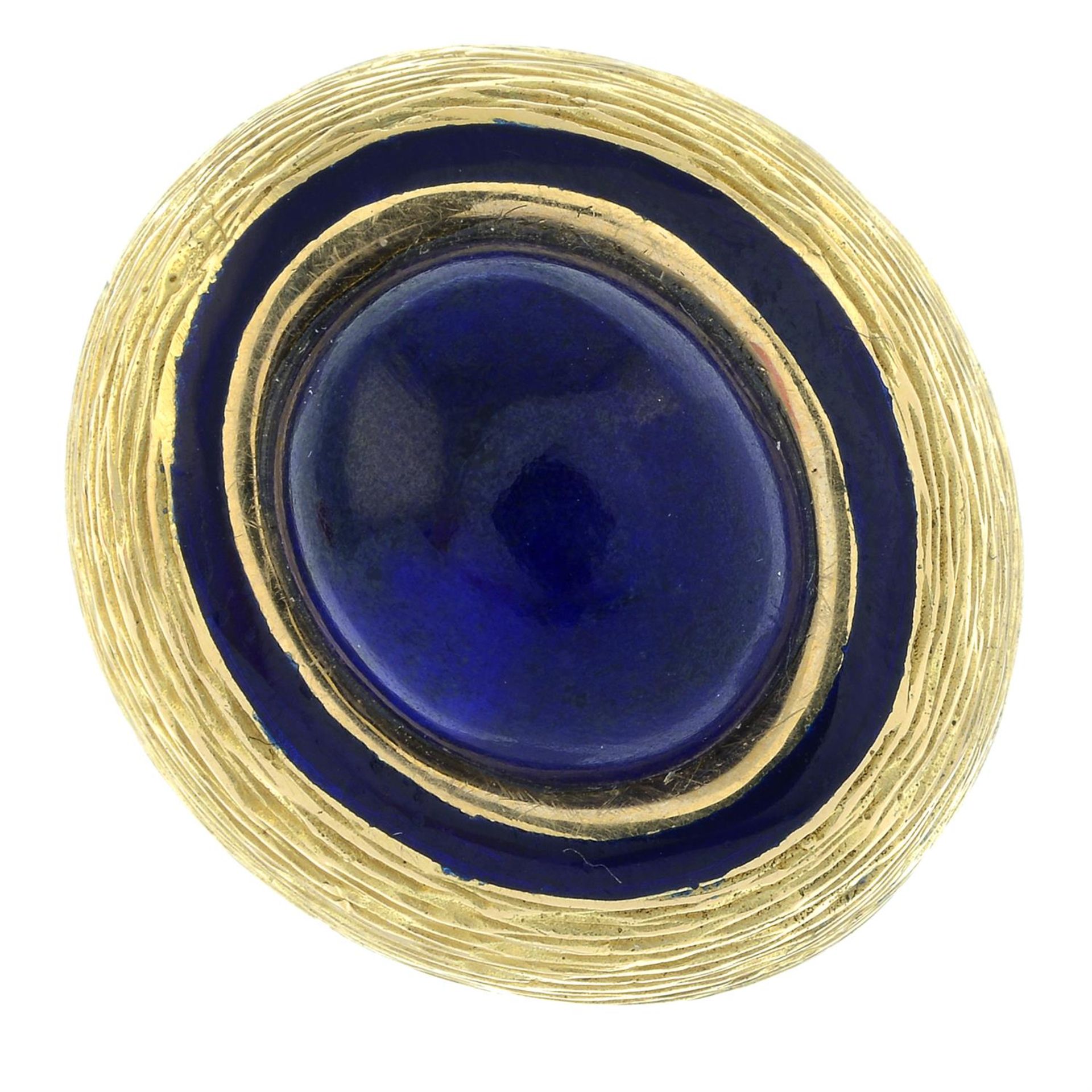 A mid 20th century gold lapis lazuli, blue enamel and textured ring. - Bild 2 aus 6