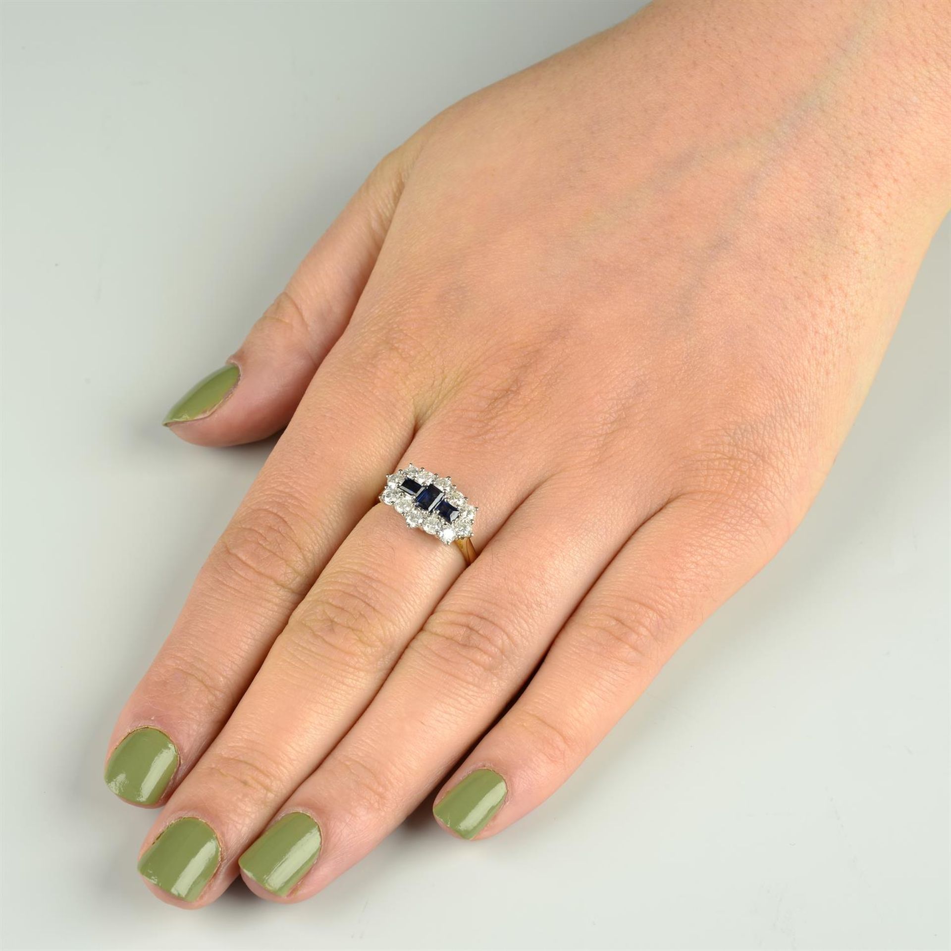An 18ct gold sapphire three-stone and brilliant-cut diamond cluster ring. - Bild 6 aus 6