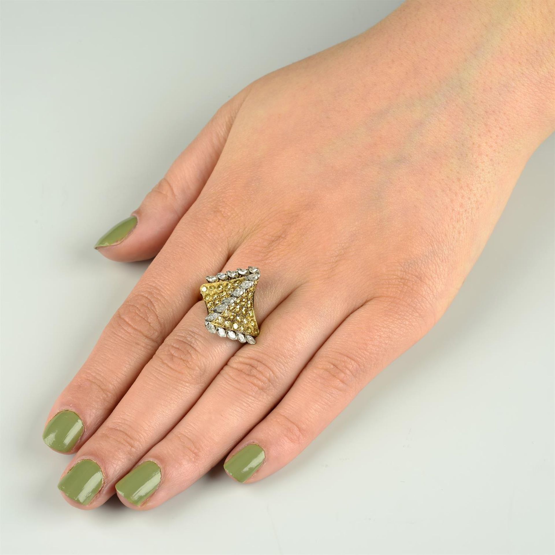 A pavé-set 'yellow' diamond and marquise-shape diamond cocktail ring. - Bild 6 aus 6