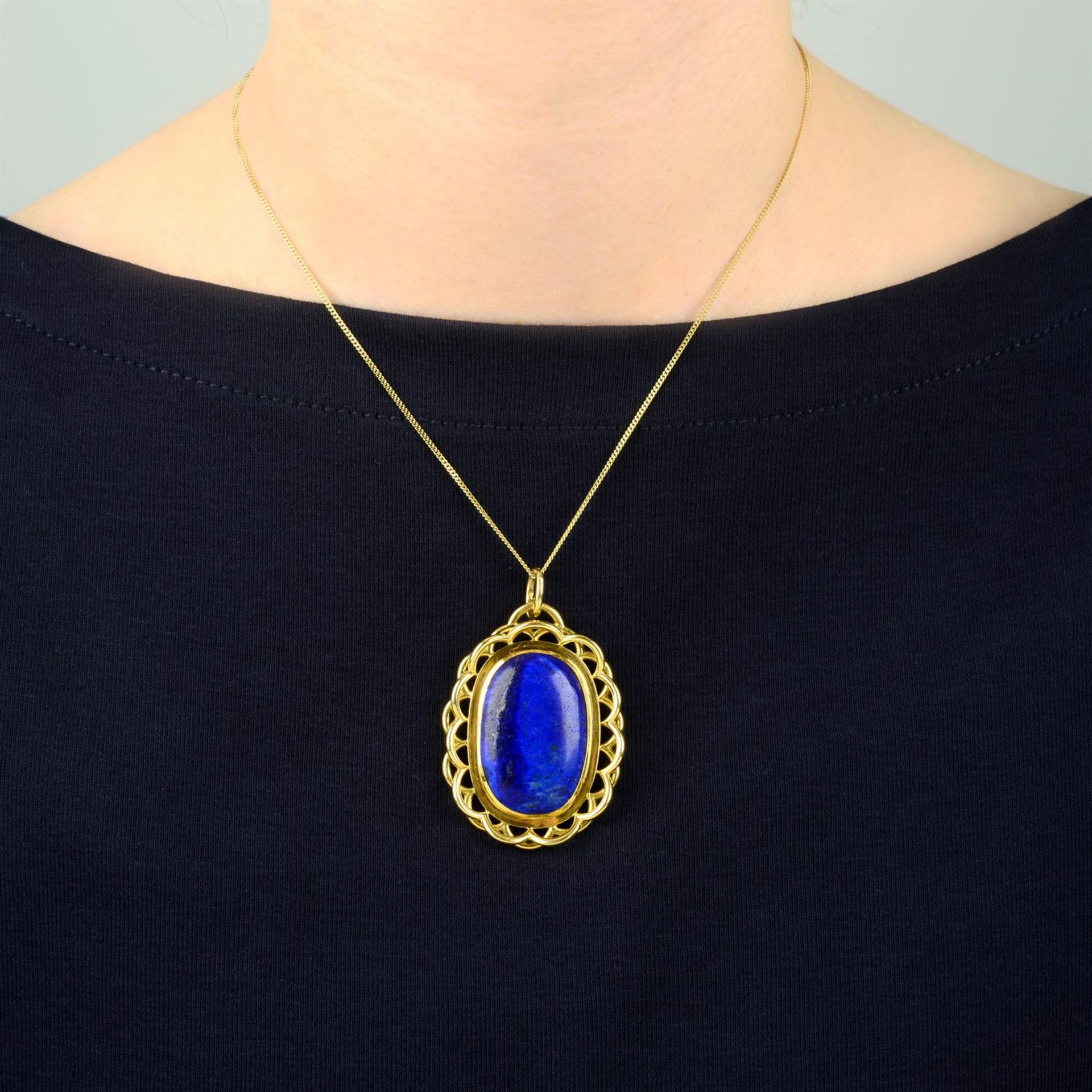 An early to mid 20th century 18ct gold lapis lazuli pendant. - Bild 4 aus 4