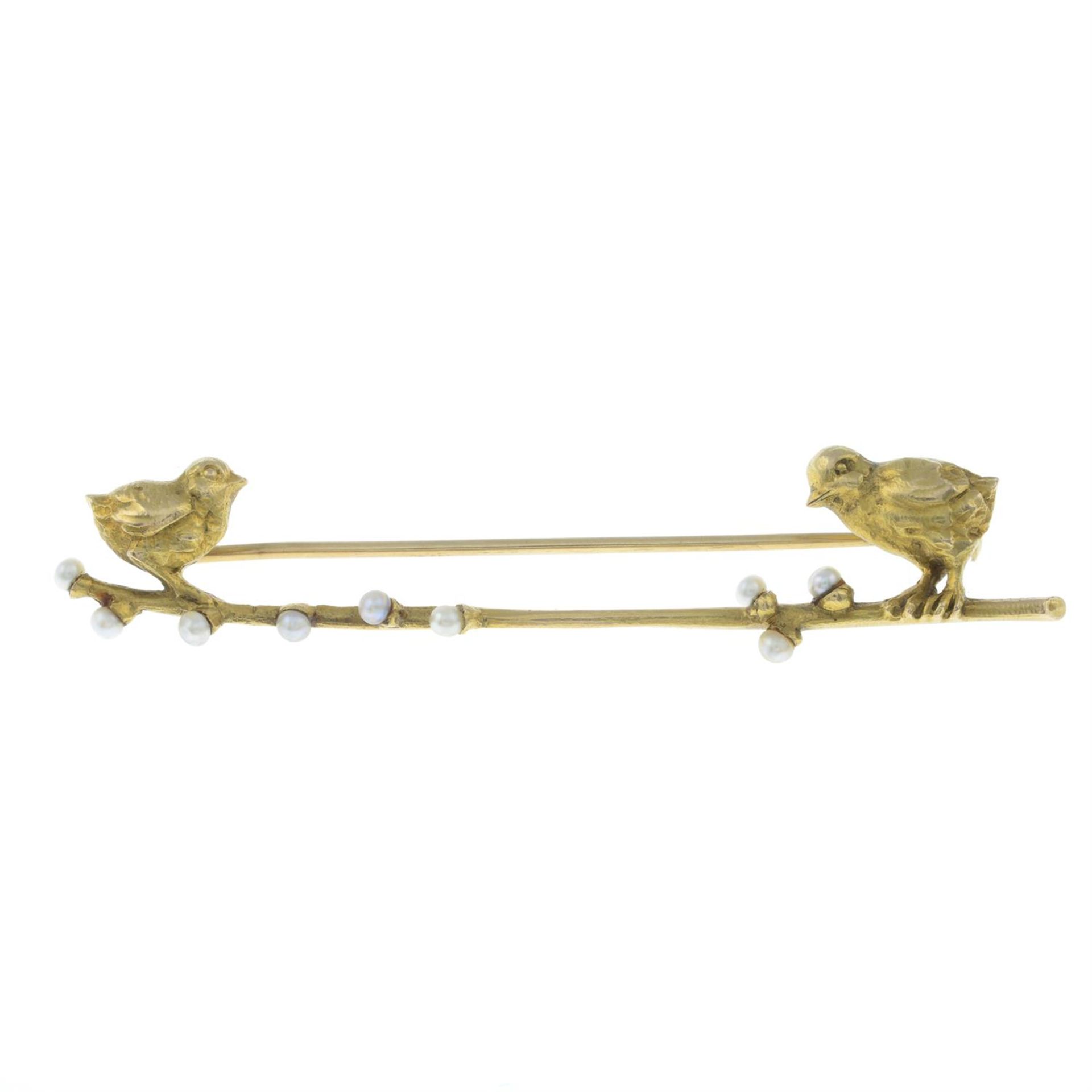 An early 20th century Austrian 14ct gold brooch, depicting two chicks upon a seed pearl budding - Bild 2 aus 5