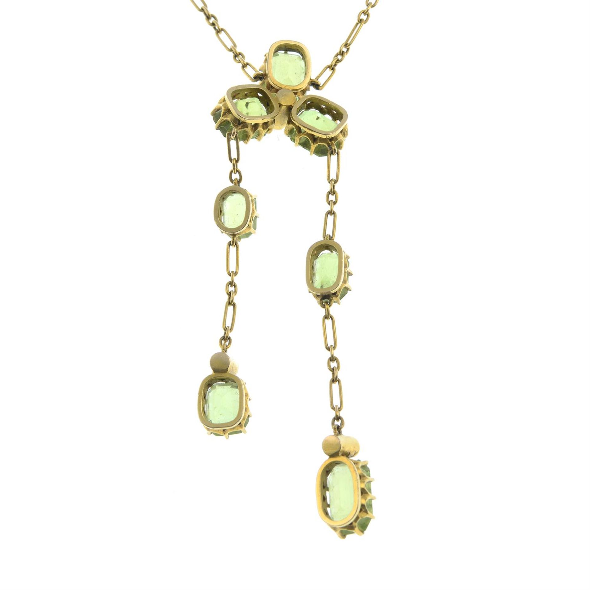 An early 20th century 15ct gold peridot and split pearl negligee pendant. - Bild 3 aus 5