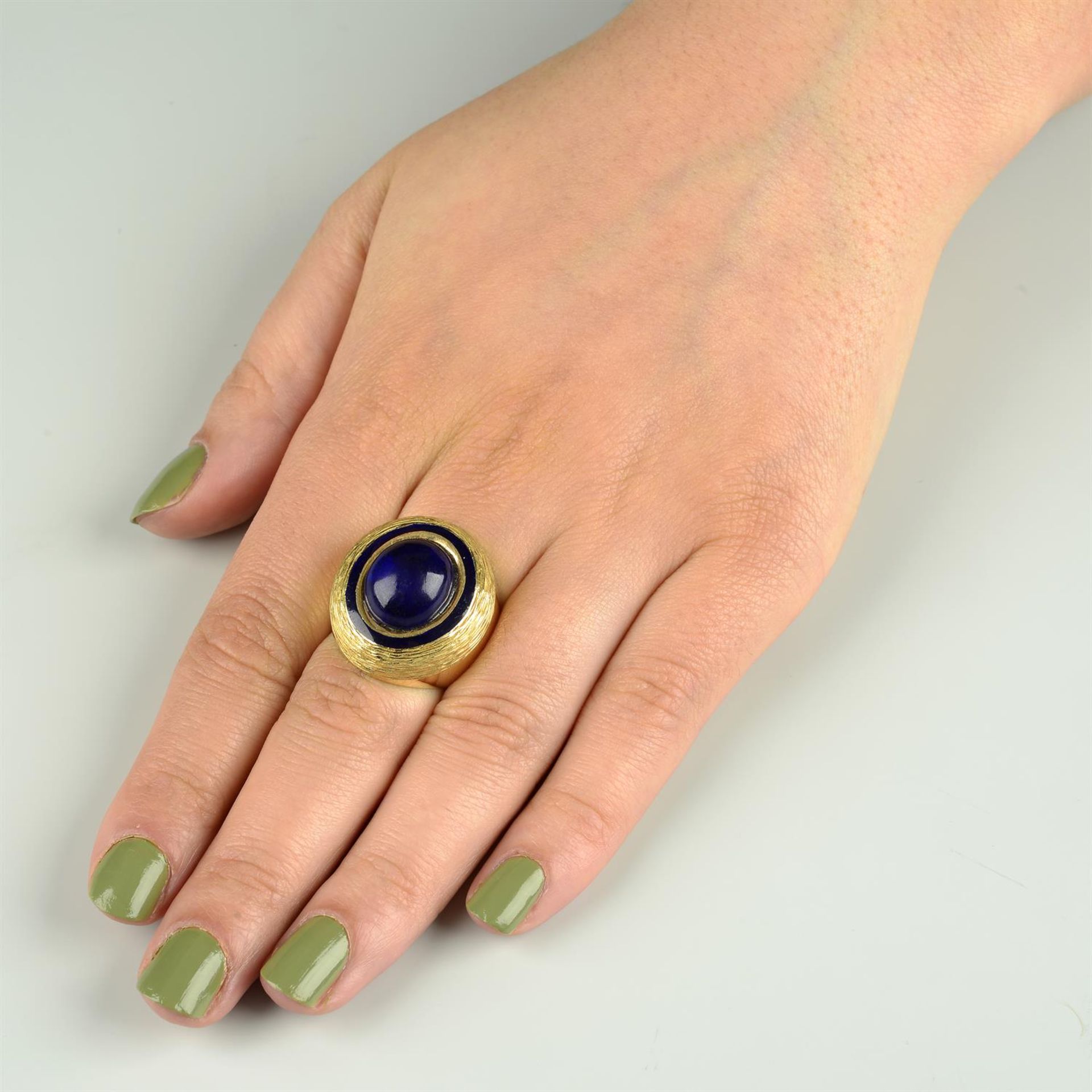 A mid 20th century gold lapis lazuli, blue enamel and textured ring. - Bild 6 aus 6