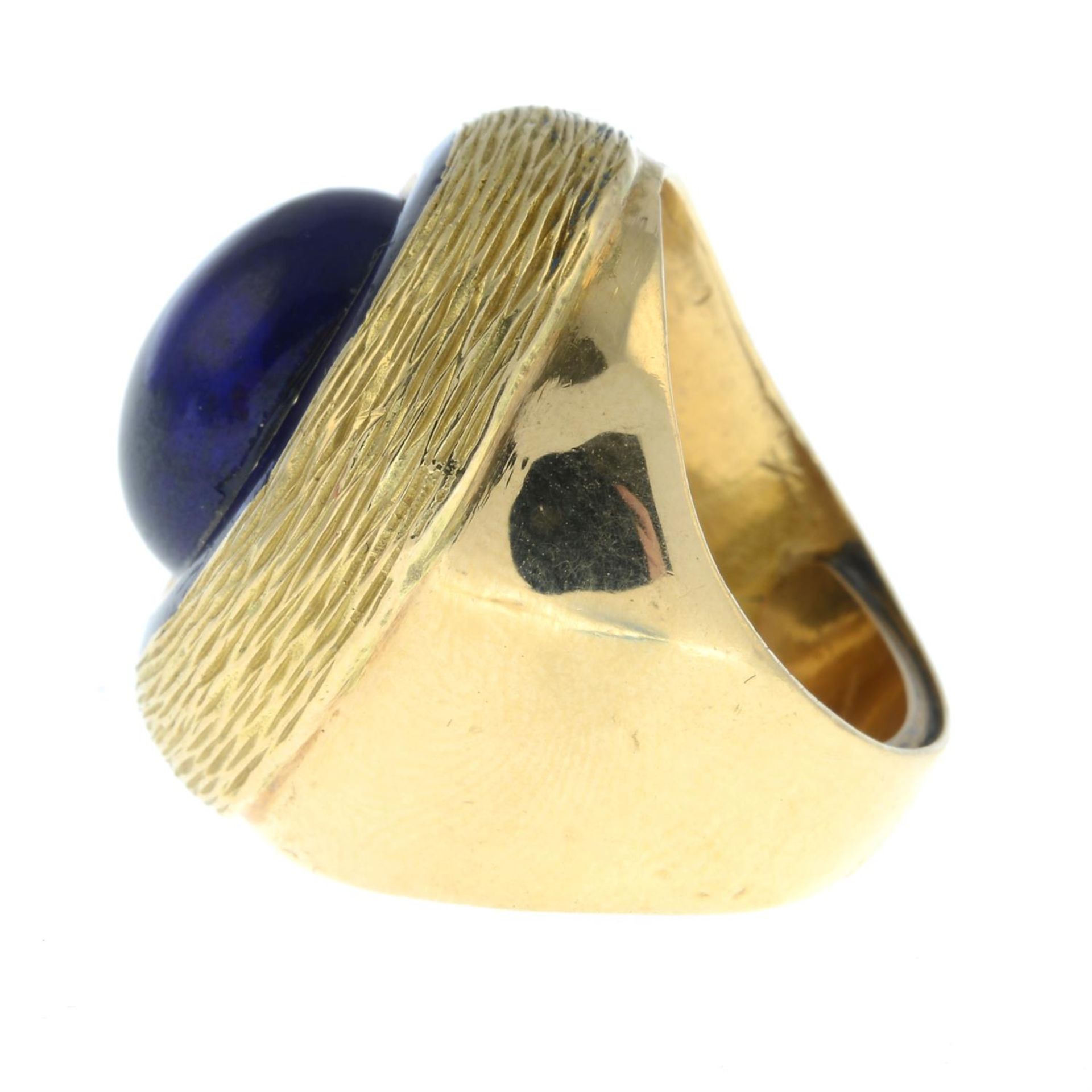 A mid 20th century gold lapis lazuli, blue enamel and textured ring. - Bild 3 aus 6