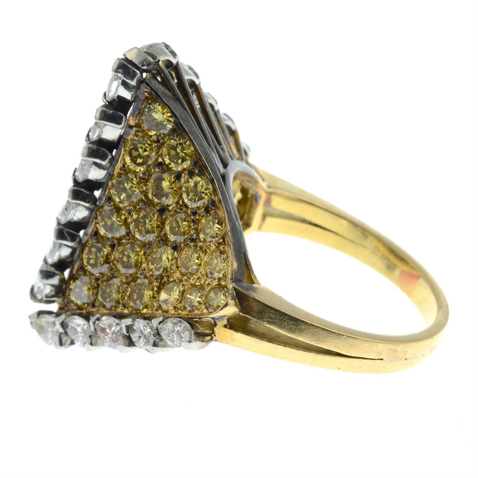 A pavé-set 'yellow' diamond and marquise-shape diamond cocktail ring. - Bild 3 aus 6