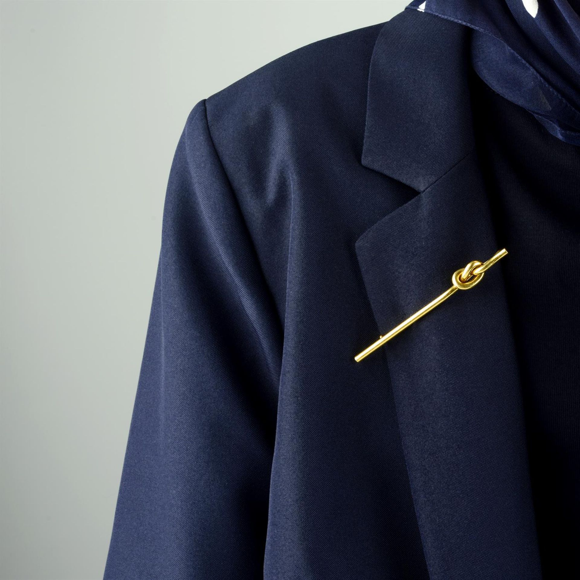 A 1970s 18ct gold 'Lover's Knot' brooch, by Cartier. - Bild 4 aus 4