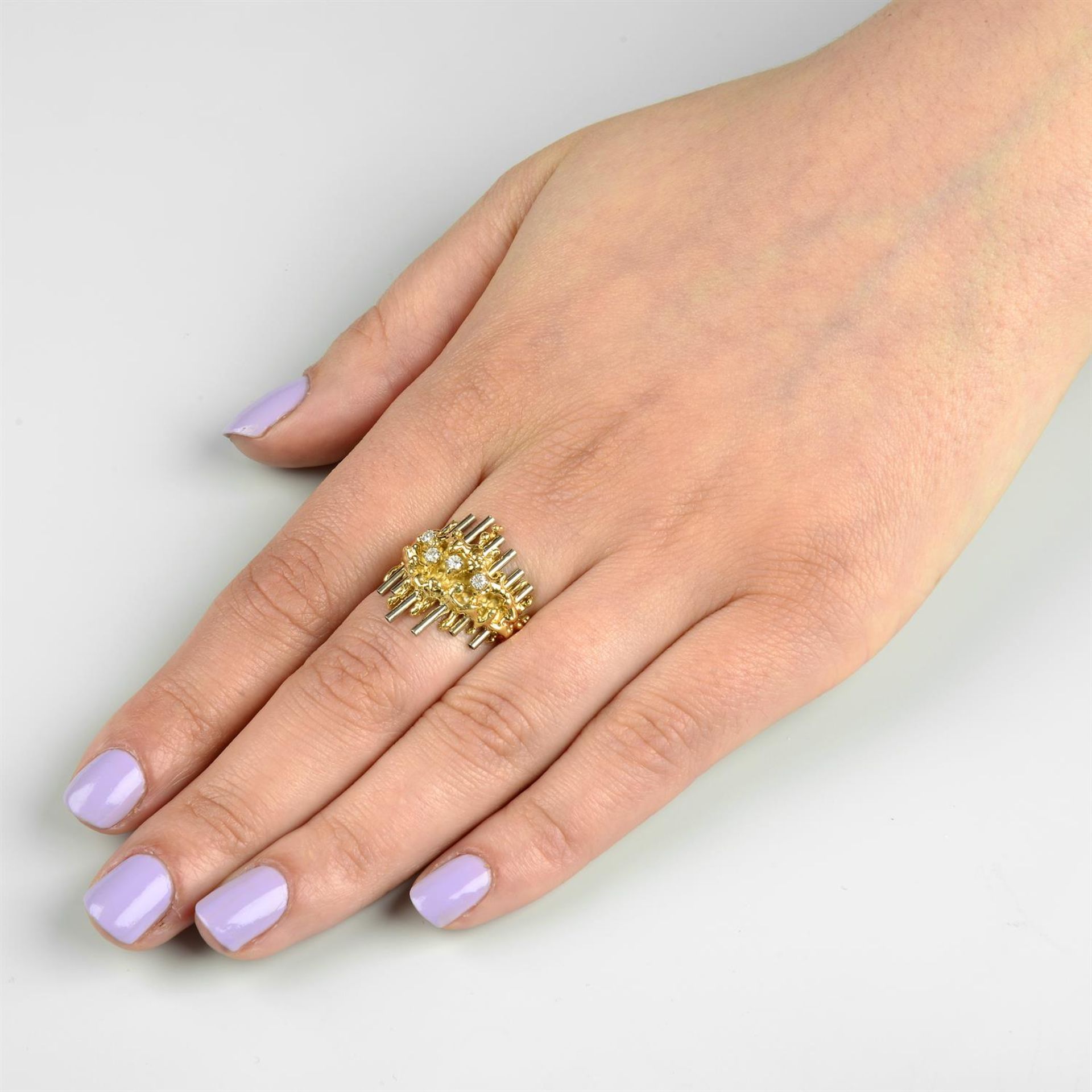 A 1970s bi-colour 18ct gold brilliant-cut diamond ring, by David Thomas. - Bild 6 aus 6