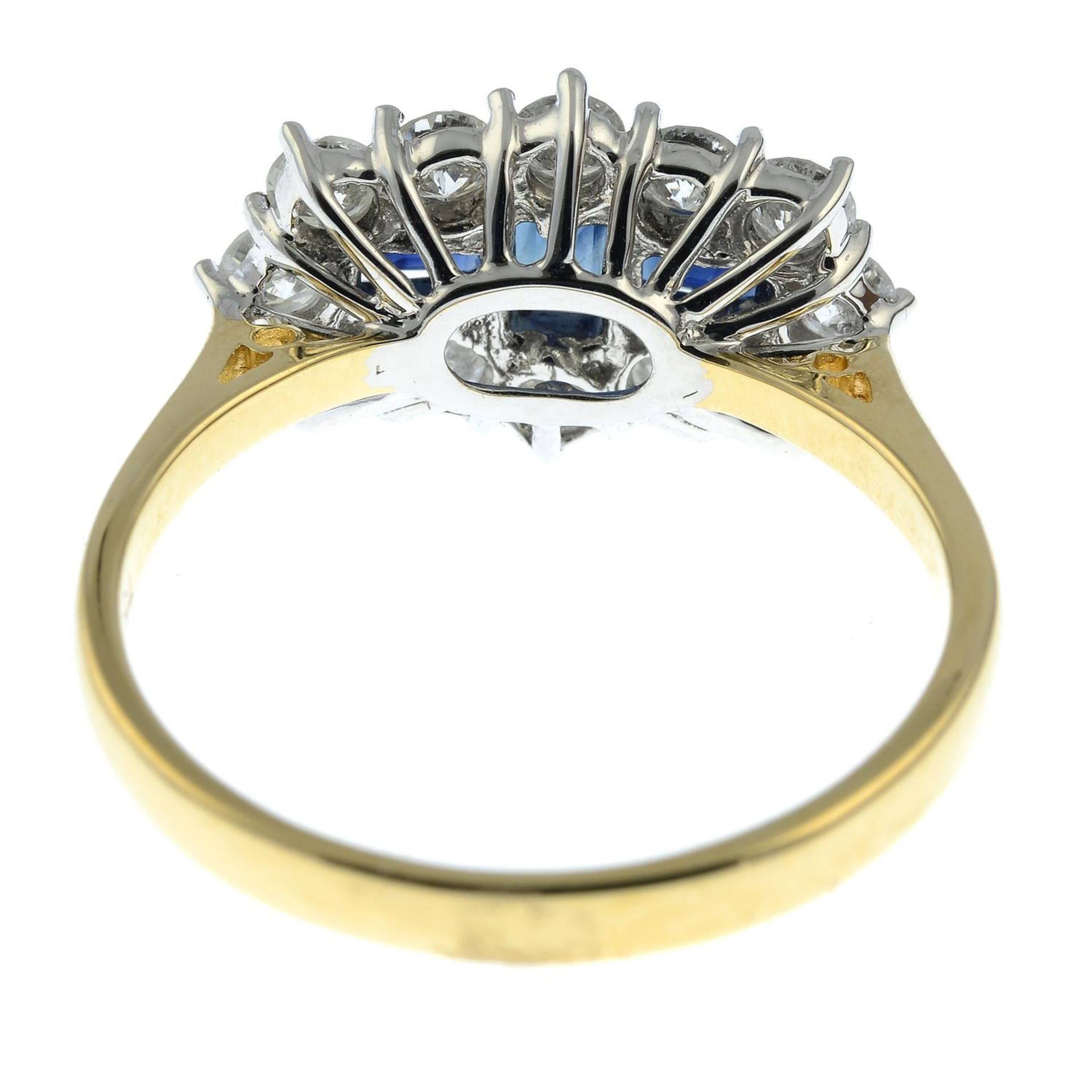 An 18ct gold sapphire three-stone and brilliant-cut diamond cluster ring. - Bild 4 aus 6