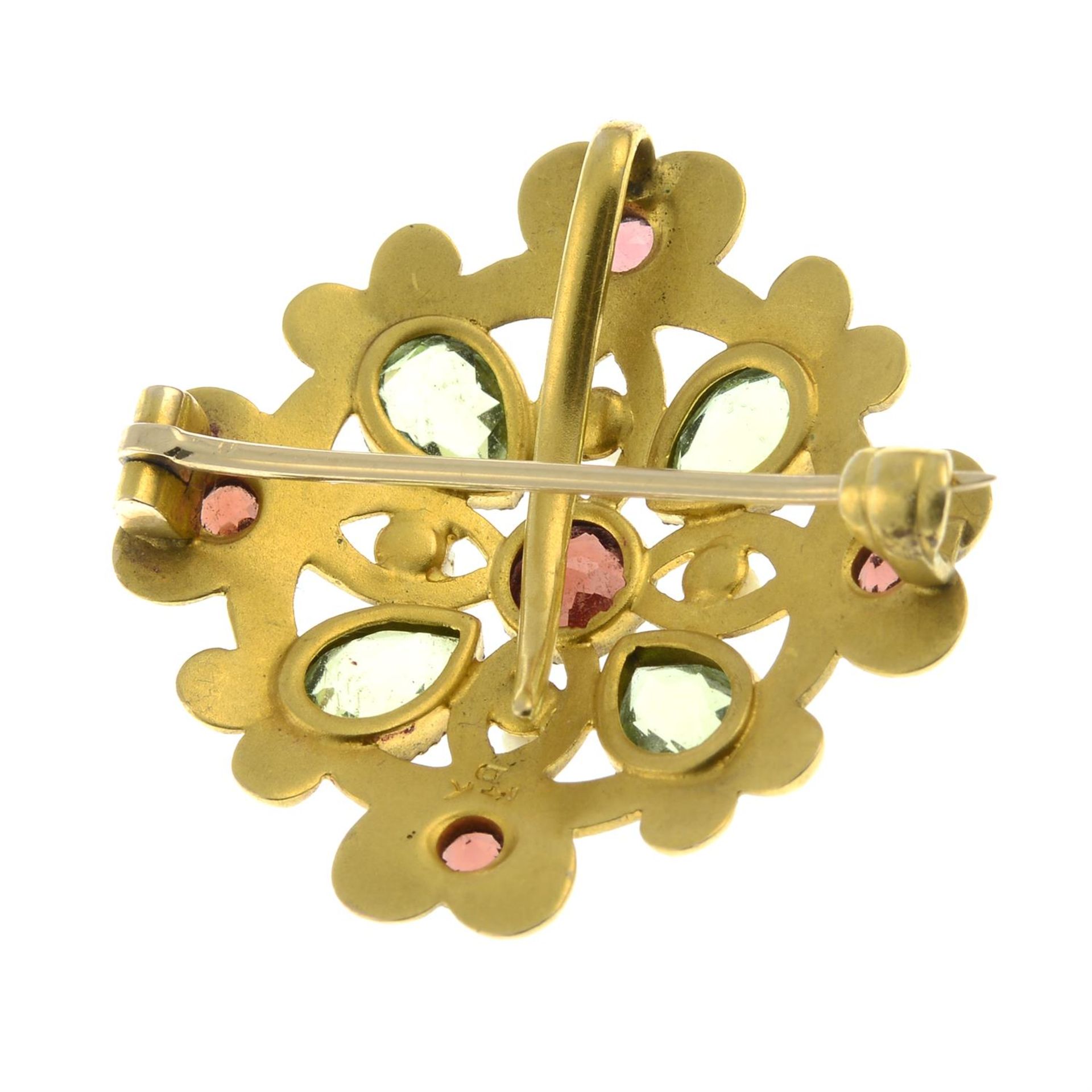 An early 20th century lightly textured 14ct gold garnet, peridot and seed pearl brooch. - Bild 3 aus 4