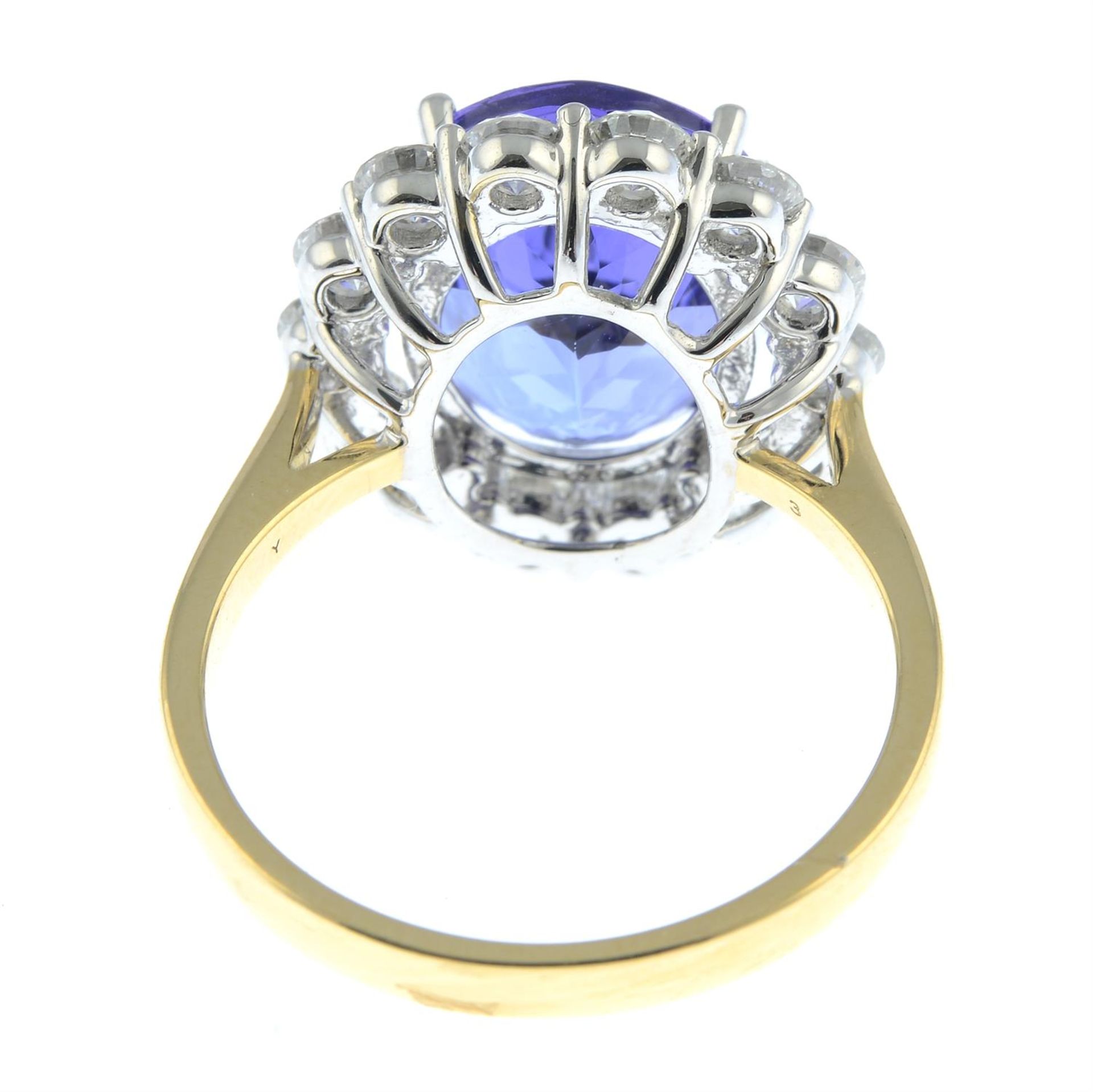 An 18ct gold tanzanite and brilliant-cut diamond cluster ring. - Bild 4 aus 6