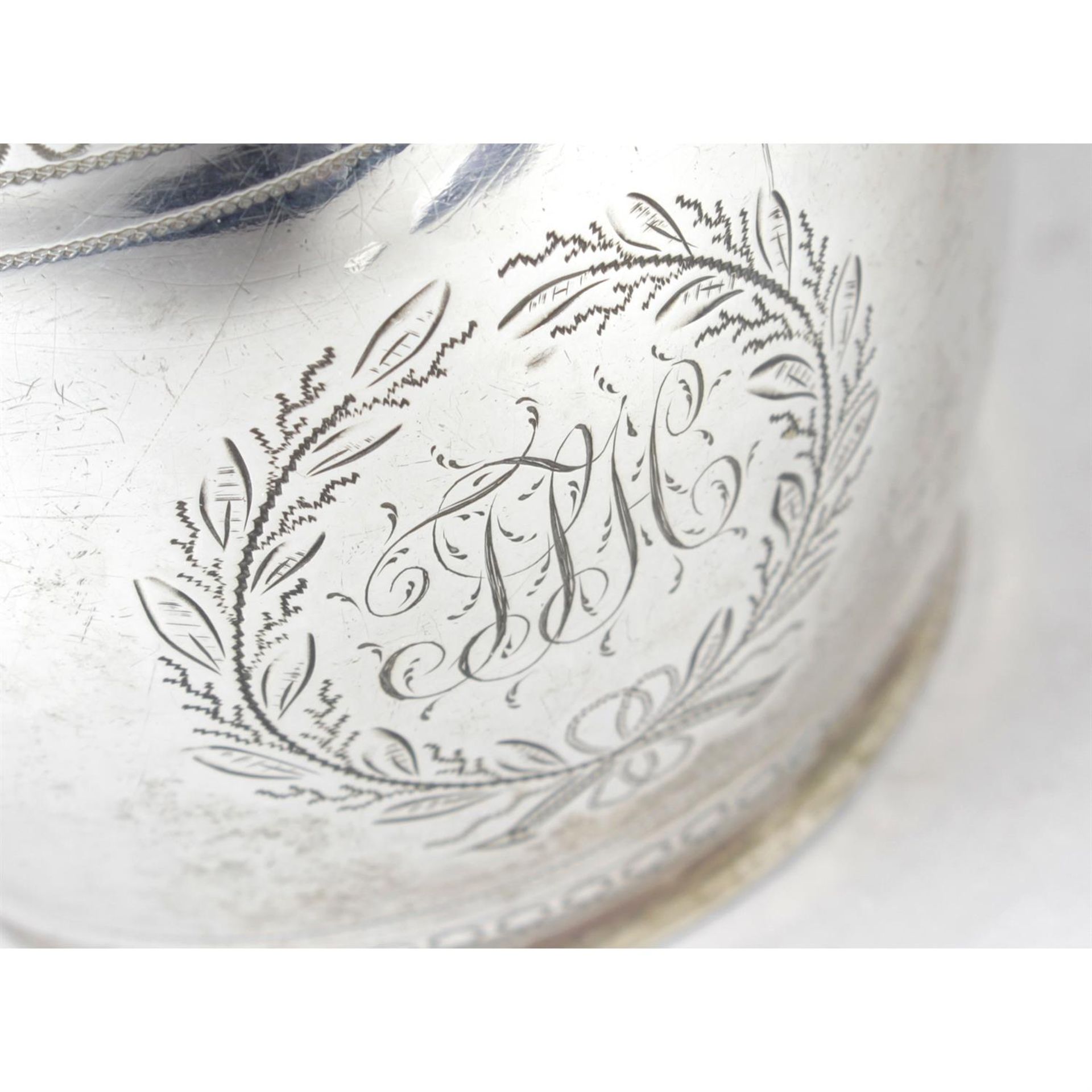 A late George III silver cream jug. - Bild 3 aus 4