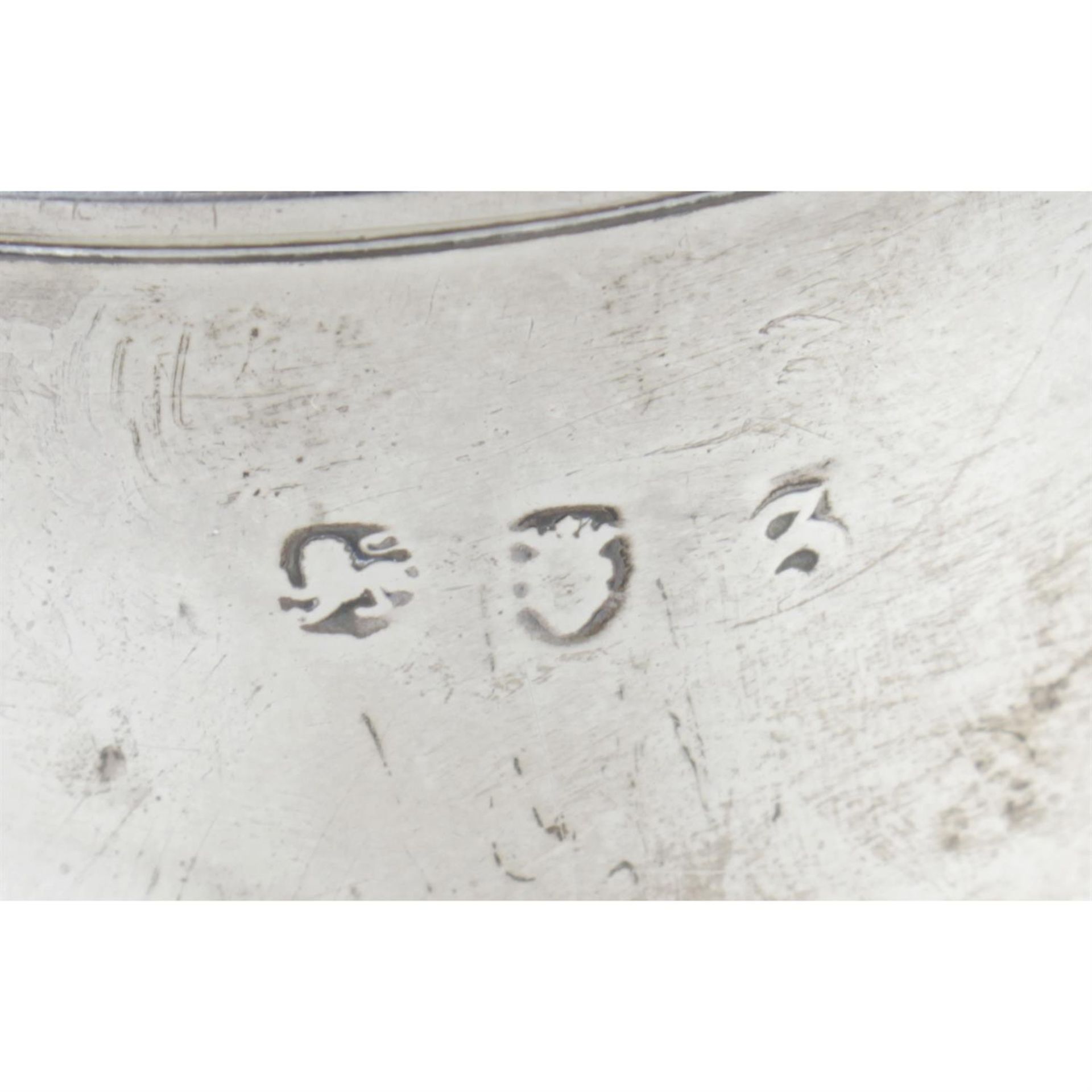 A George III silver mug. - Image 3 of 3