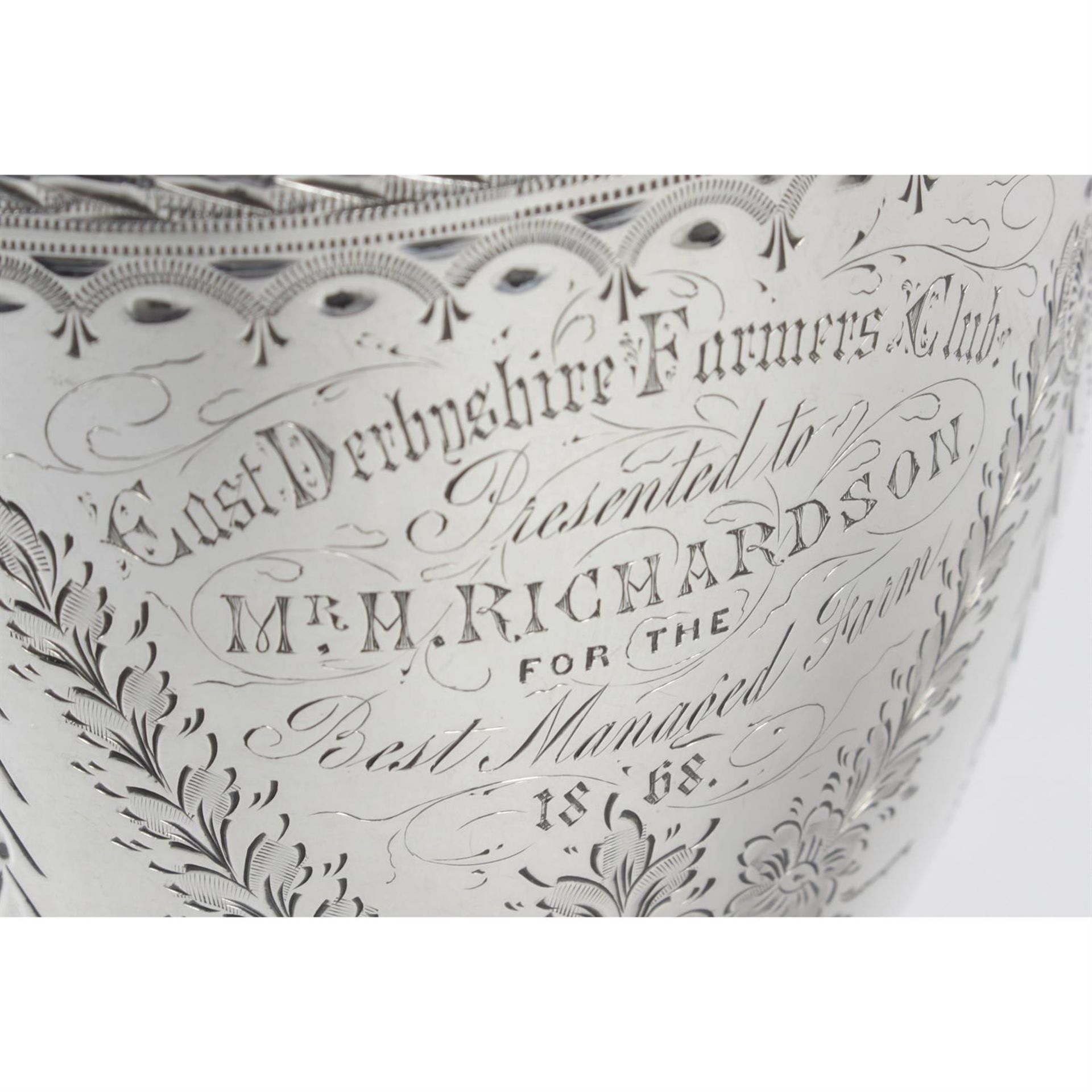 A mid-Victorian silver goblet with presentation engraving. - Bild 2 aus 3