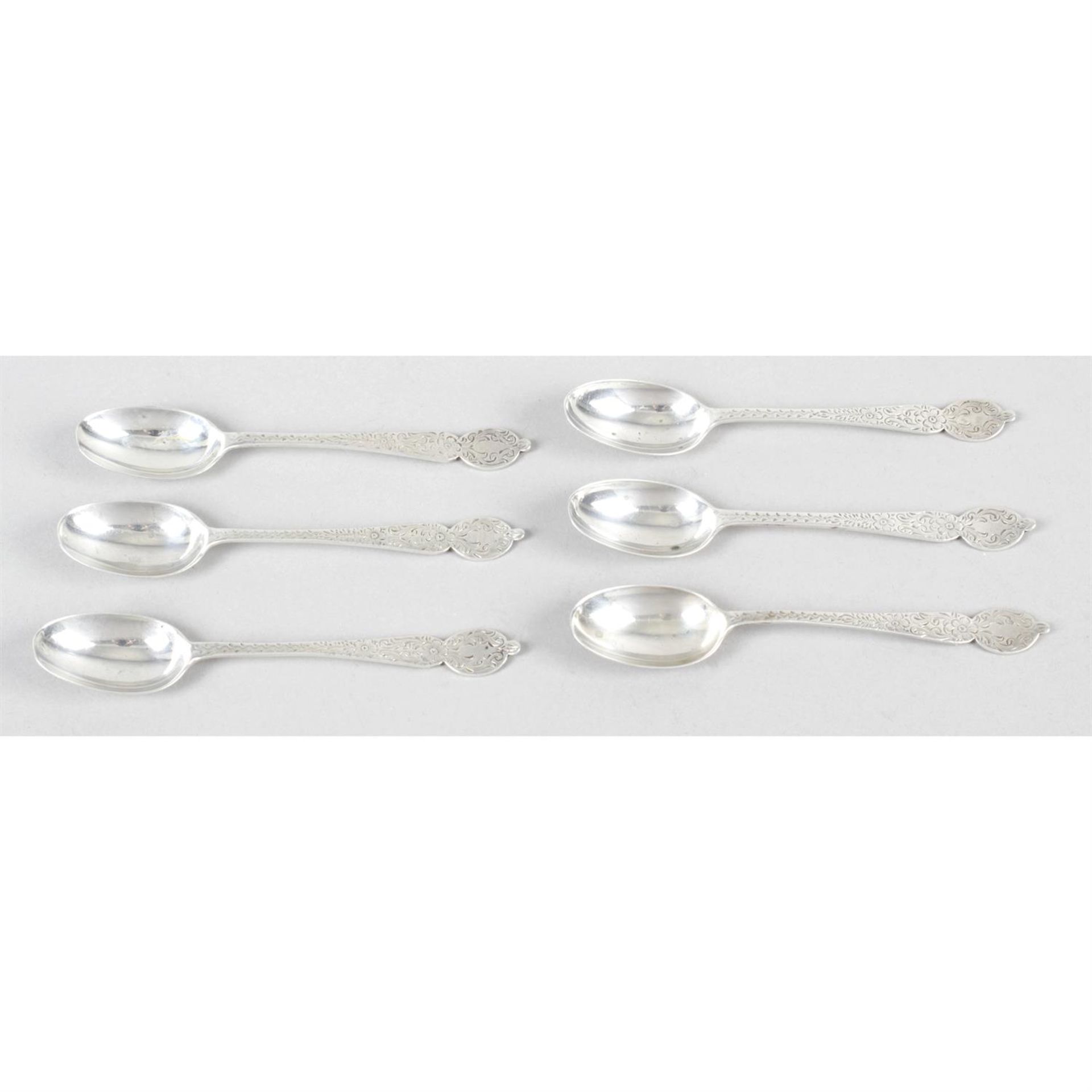 Five George III silver Old English pattern teaspoons, together with a set of six Edwardian silver - Bild 3 aus 4