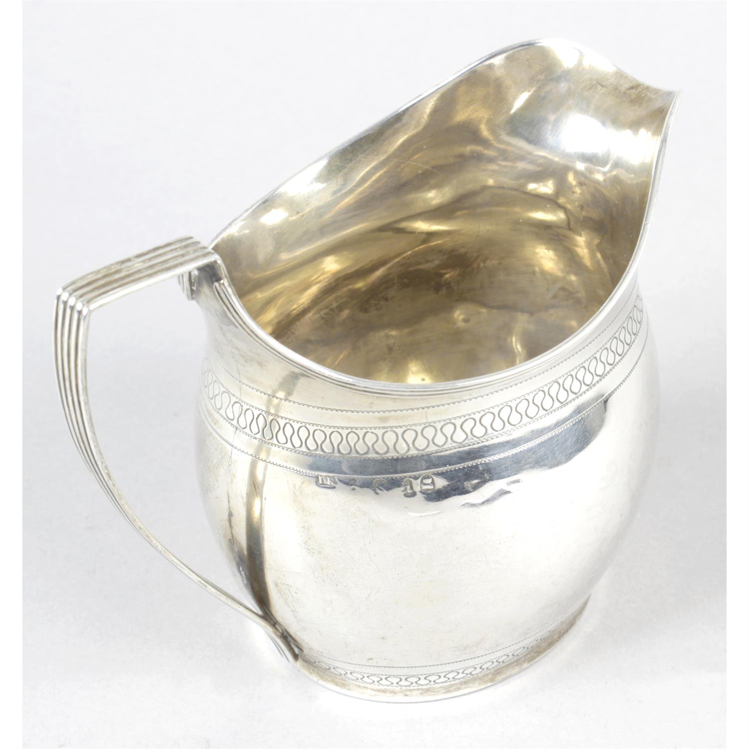 A late George III silver cream jug. - Image 2 of 4