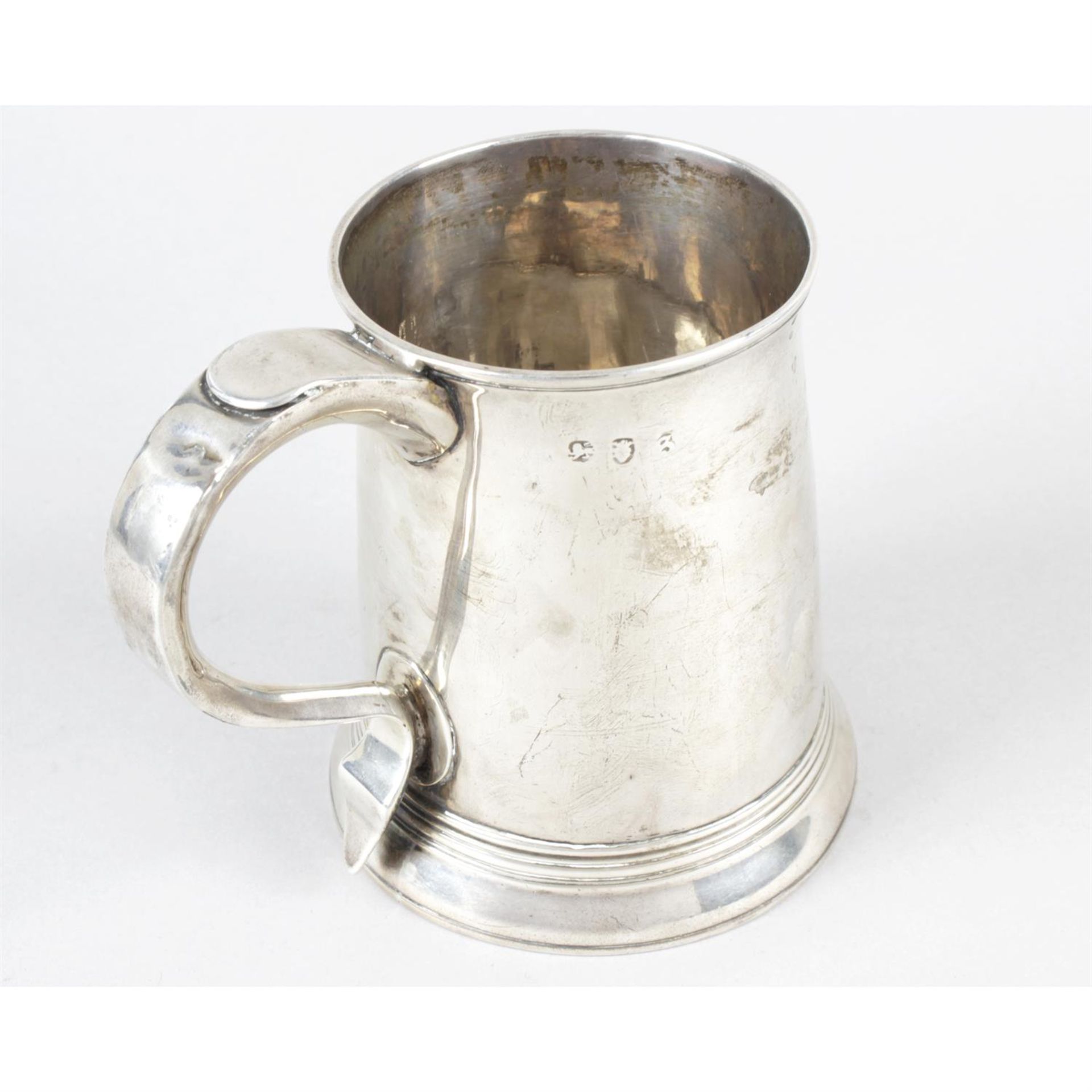 A George III silver mug. - Image 2 of 3