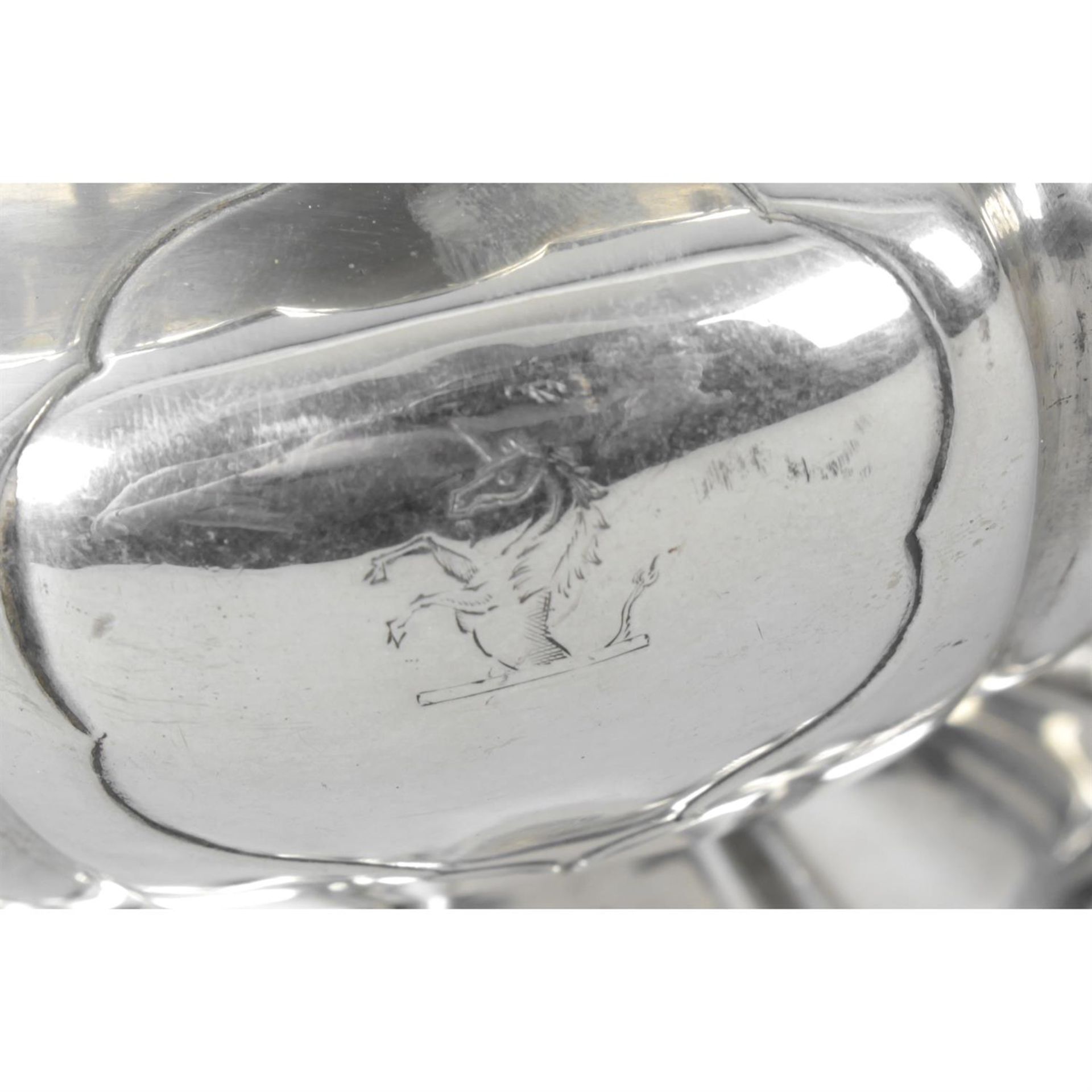 A William IV silver twin-handled pedestal sugar bowl. - Bild 2 aus 4