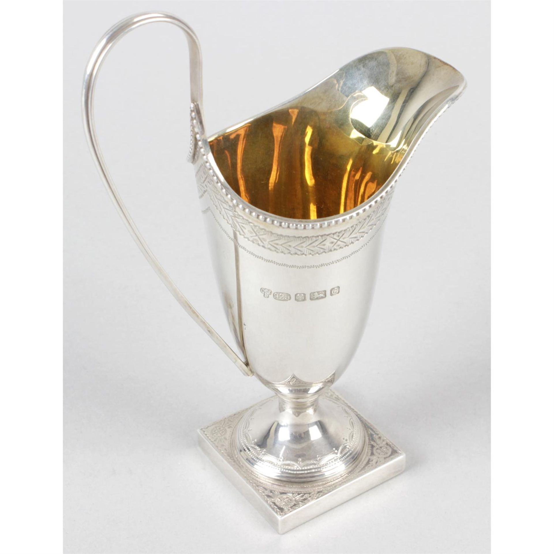 A modern silver reproduction cream jug in George III style. - Bild 2 aus 3