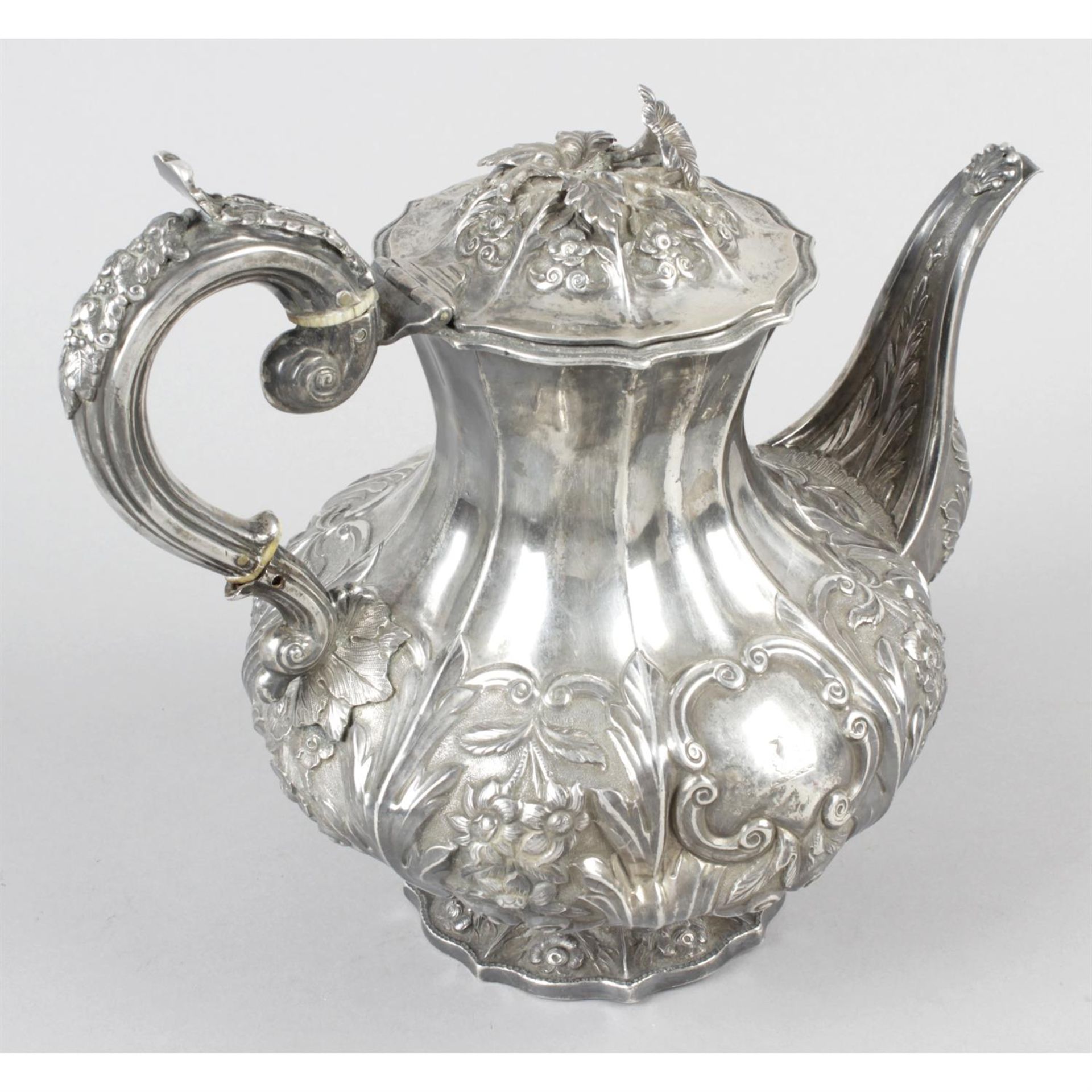 An early Victorian Irish silver coffee pot. - Bild 2 aus 3