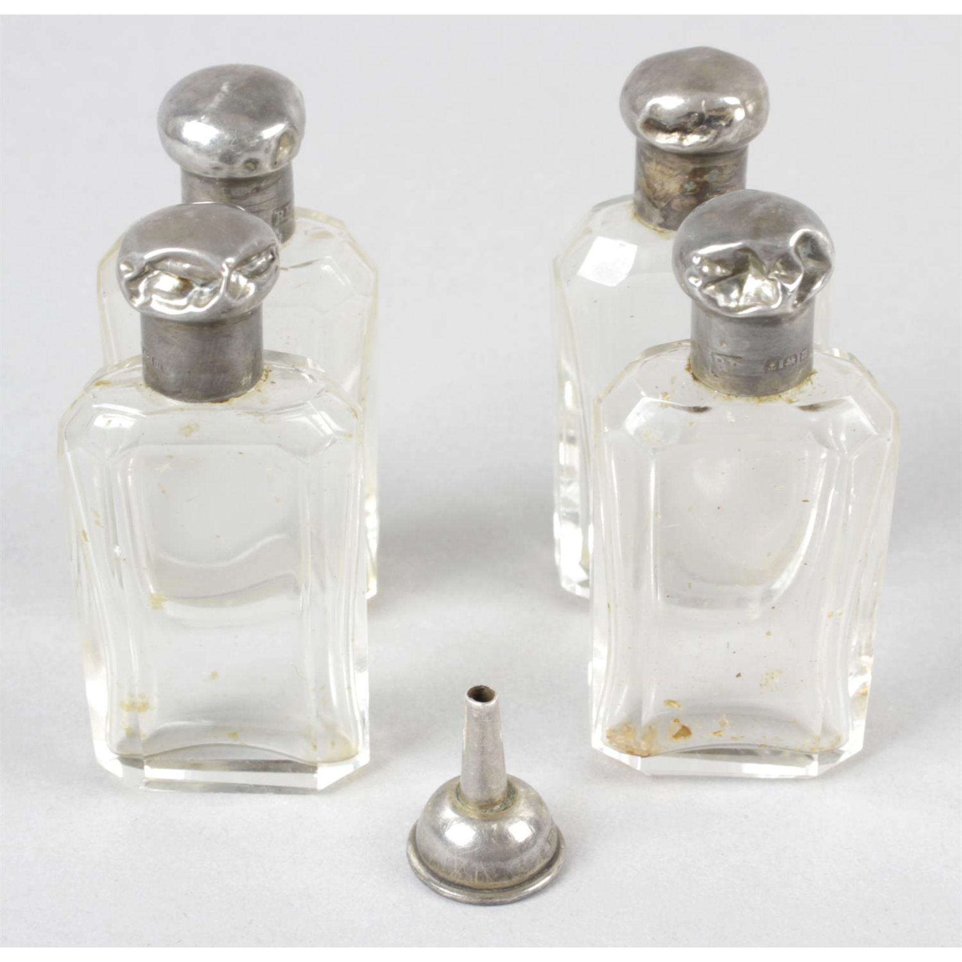 A George V silver mounted and glass perfume bottle set in fitted case. - Image 2 of 3