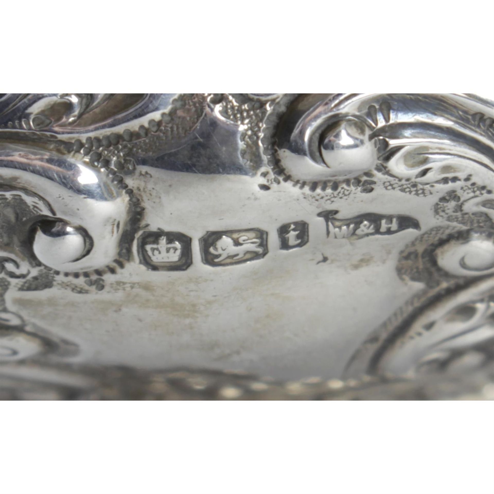A Victorian embossed silver cream jug, together with a later twin-handled sugar bowl. (2). - Image 2 of 3
