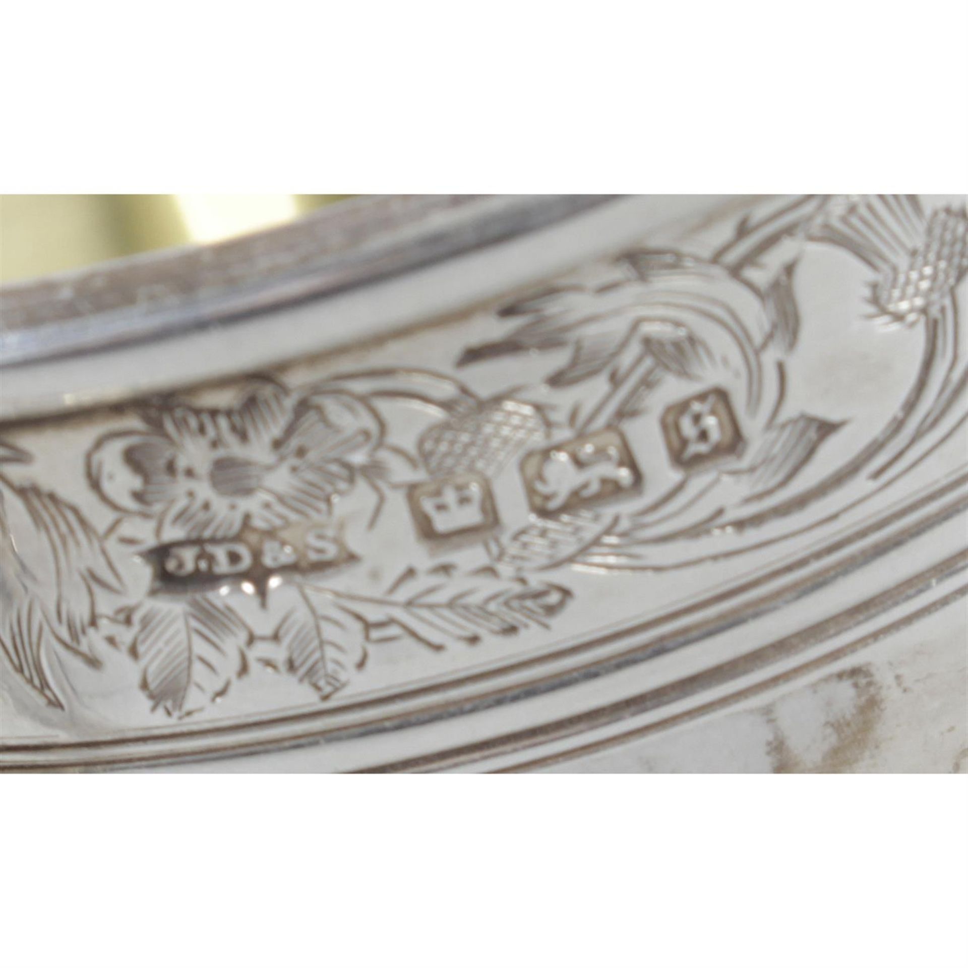 A George V silver christening mug. - Bild 2 aus 2