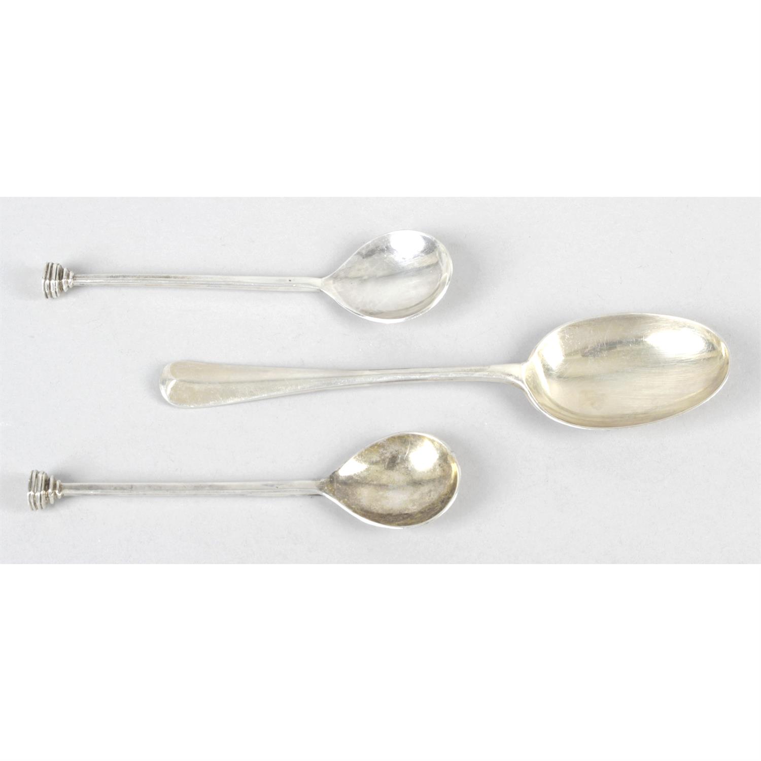 A Guild of Handicraft mid-20th century silver Hanoverian and rat-tail table spoon & two seal-top