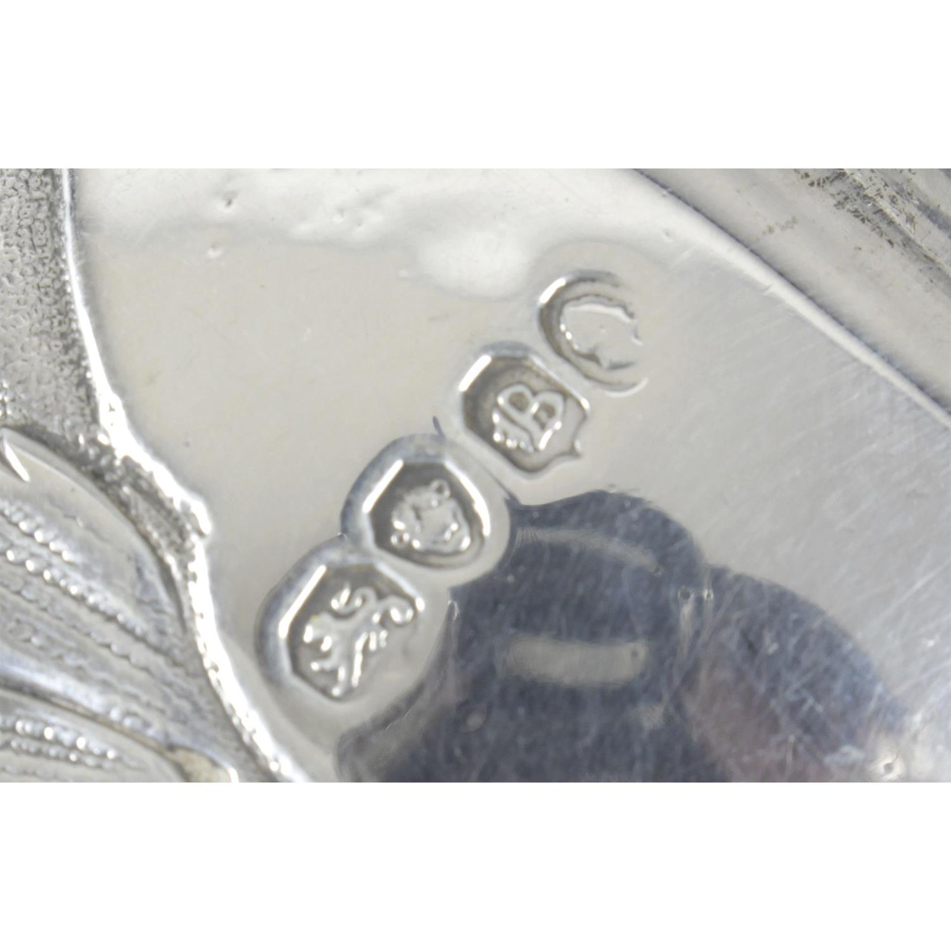 A William IV silver twin-handled pedestal sugar bowl. - Bild 4 aus 4