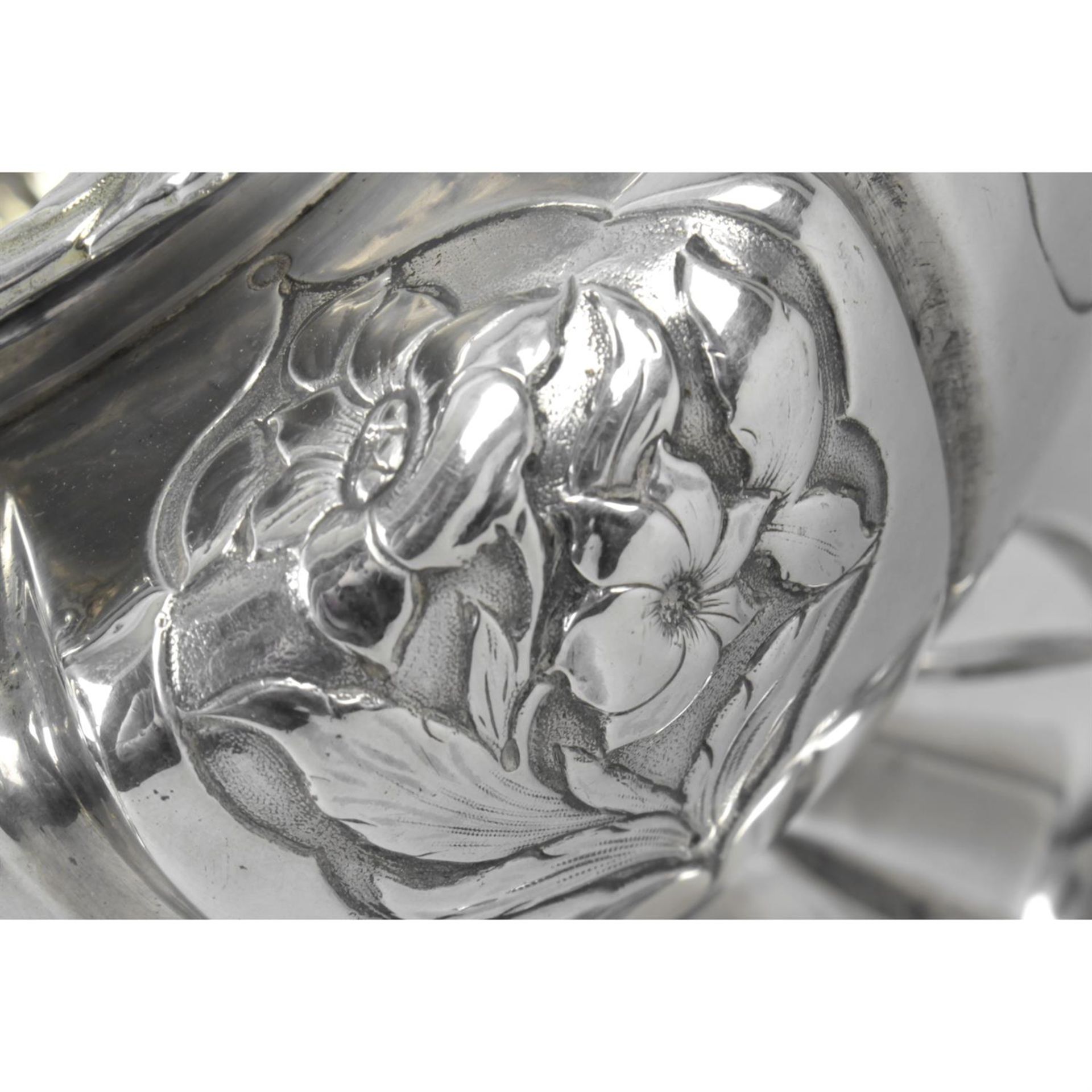 A William IV silver twin-handled pedestal sugar bowl. - Bild 3 aus 4
