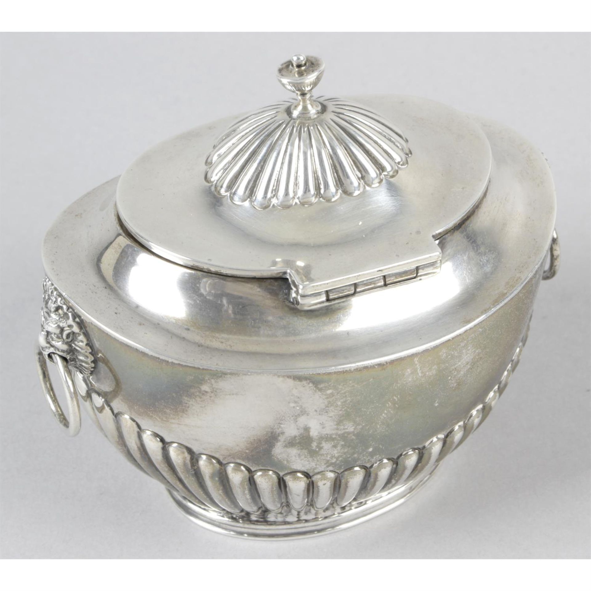 A late Victorian silver lidded pot. - Bild 2 aus 4