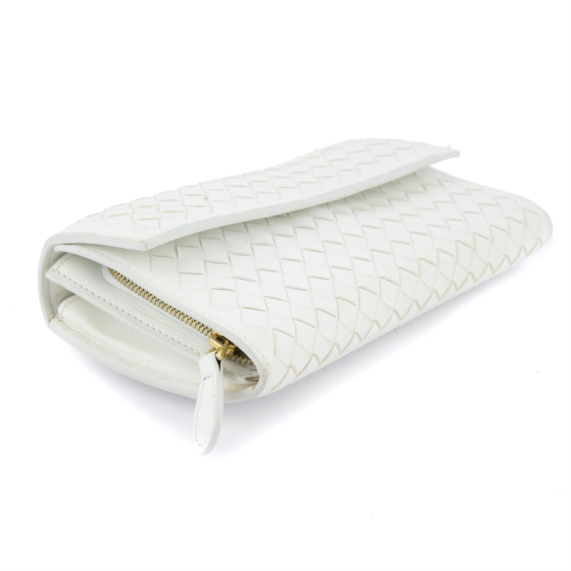 BOTTEGA VENETA - a white Continental wallet. - Bild 3 aus 3