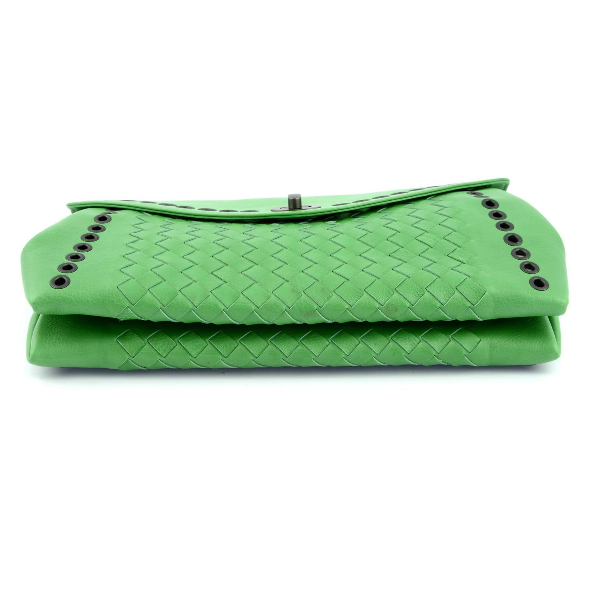 BOTTEGA VENETA- a green woven leather clutch bag. - Bild 4 aus 4