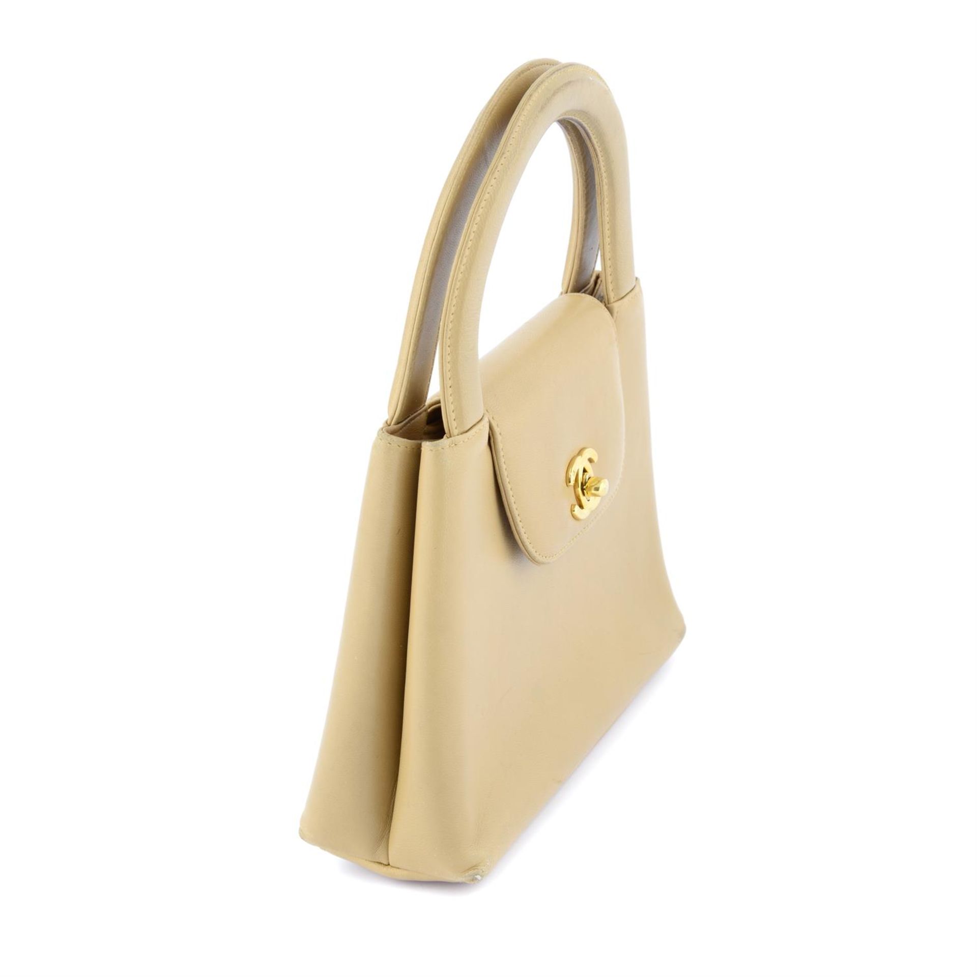 CHANEL - a beige Lambskin Kelly handbag. - Image 3 of 4