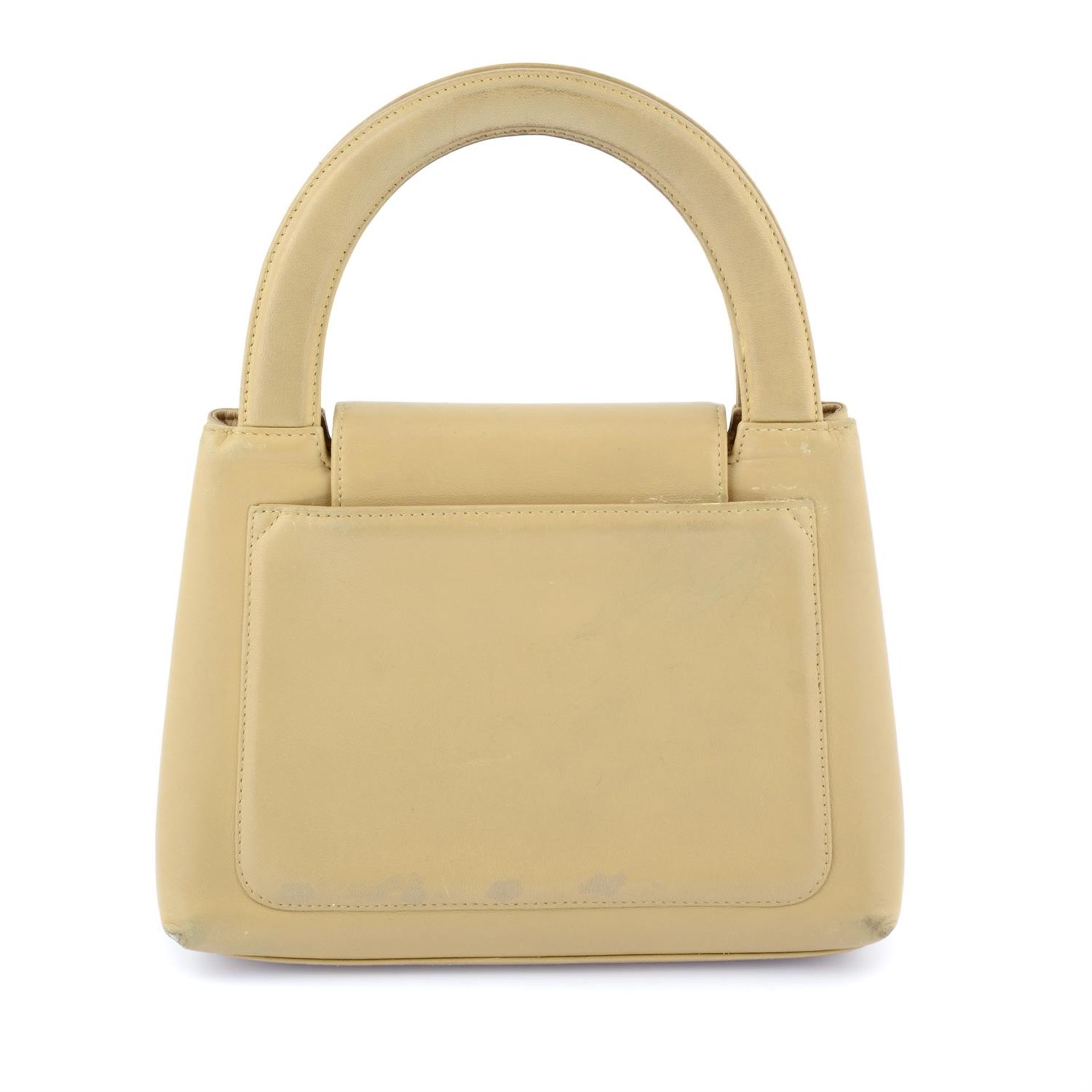 CHANEL - a beige Lambskin Kelly handbag. - Bild 2 aus 4