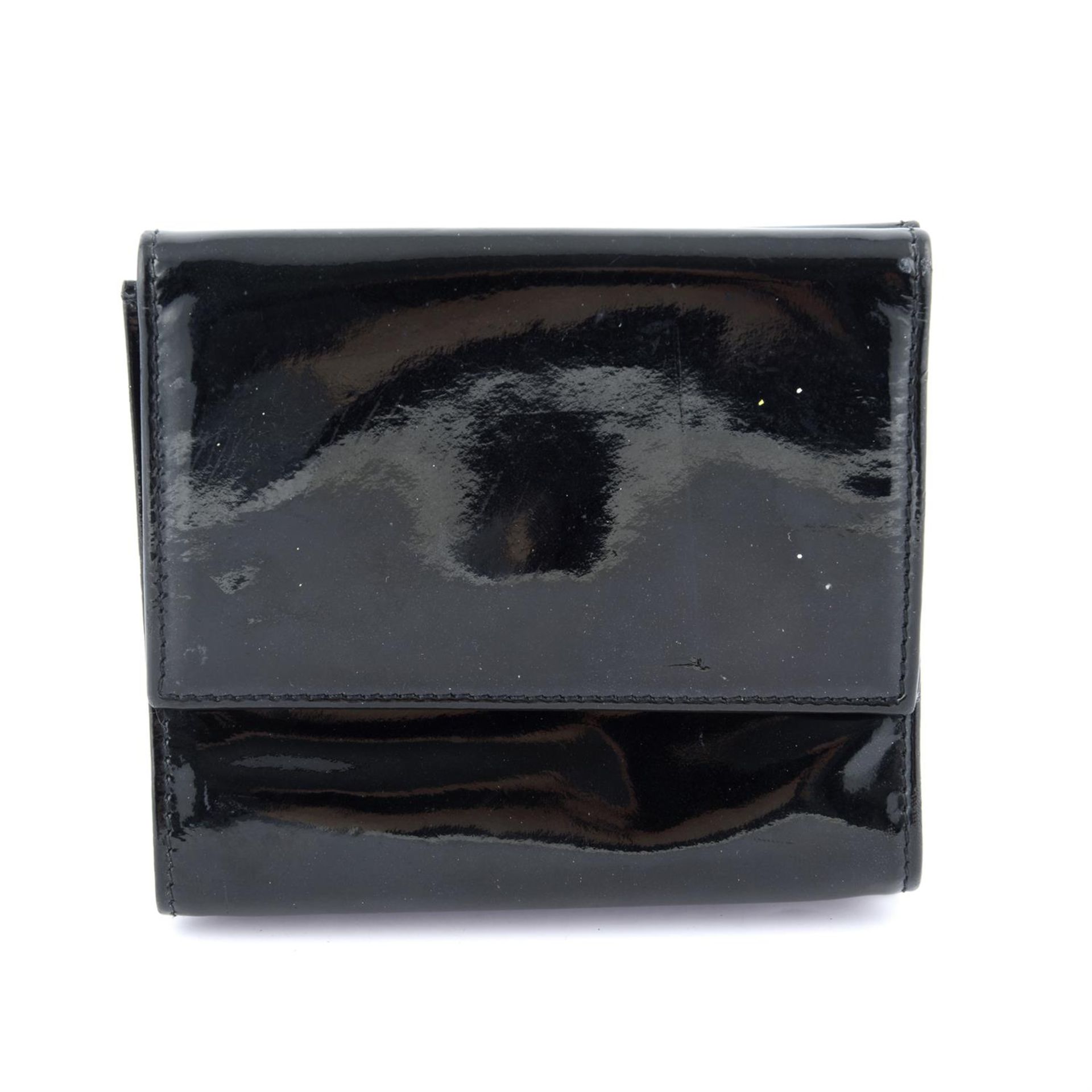 CHANEL - a black patent compact wallet. - Bild 2 aus 3